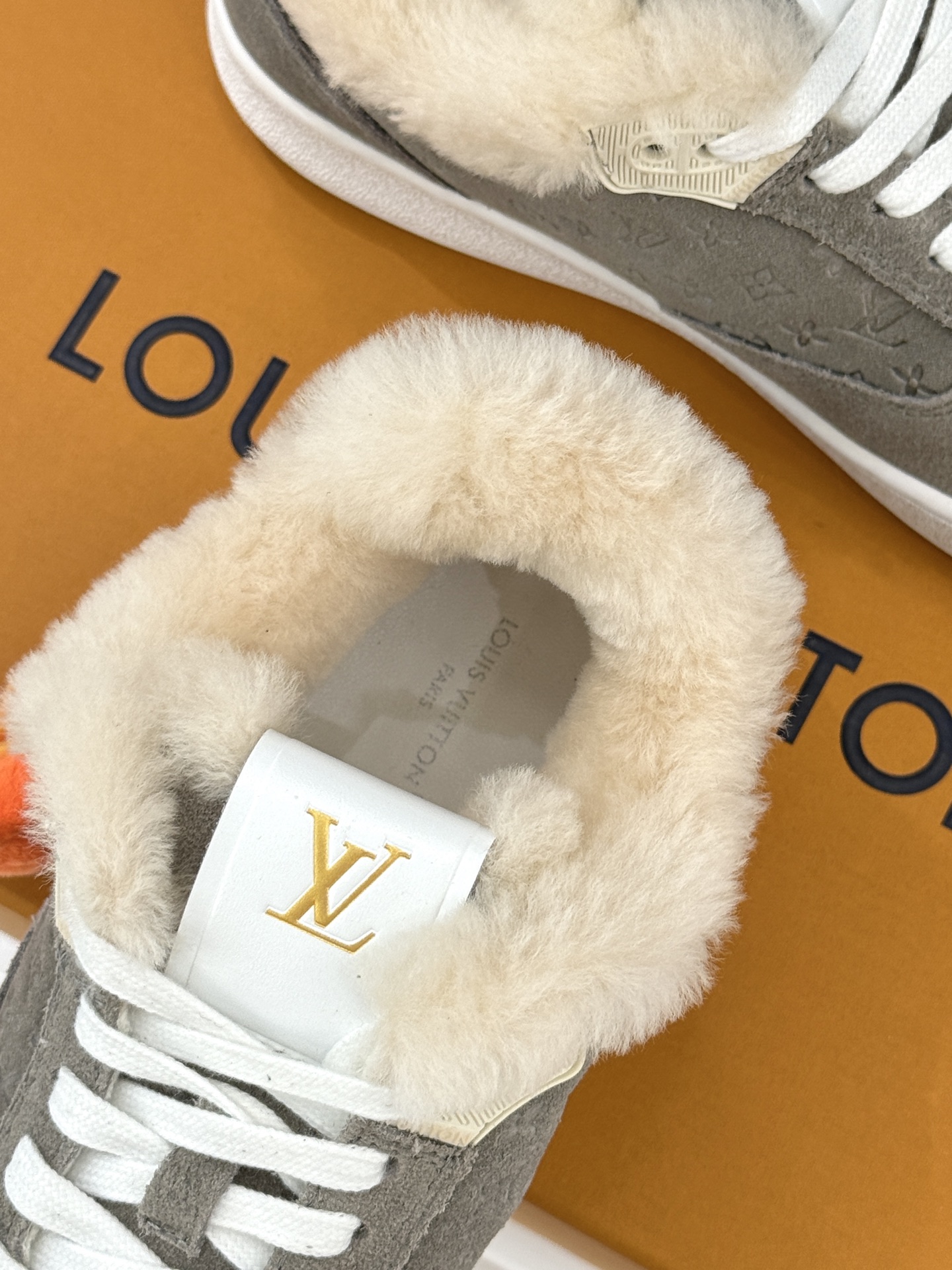 L*V驴家26WF早春新品老花情侣款休闲小白鞋板鞋结合“居家奢华”与“松弛自由”的核心理念它将聚焦老花暗