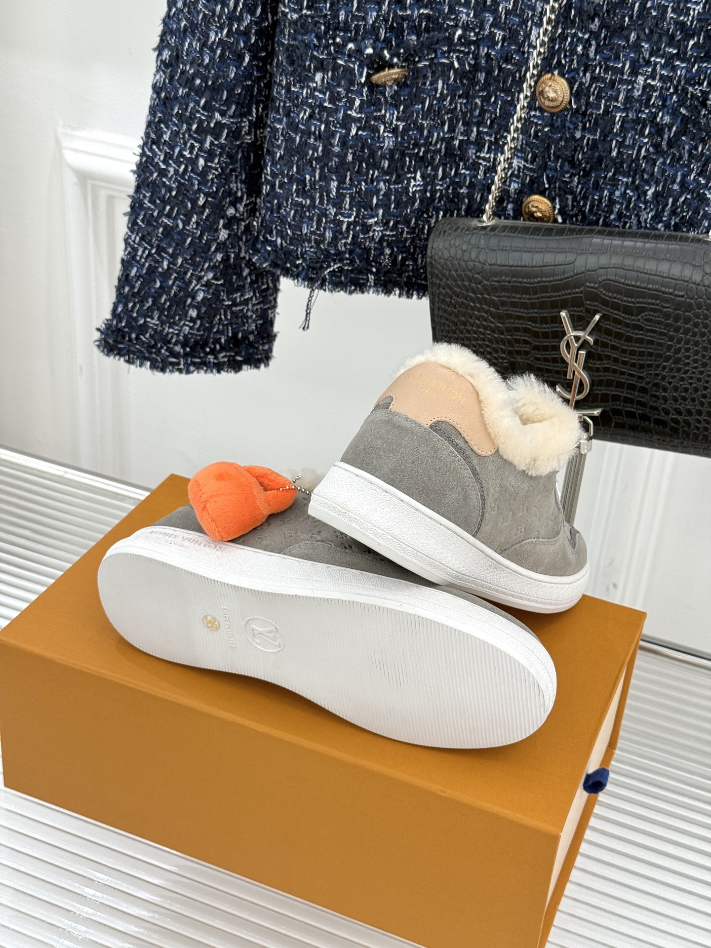 L*V驴家26WF早春新品老花情侣款休闲小白鞋板鞋结合“居家奢华”与“松弛自由”的核心理念它将聚焦老花暗