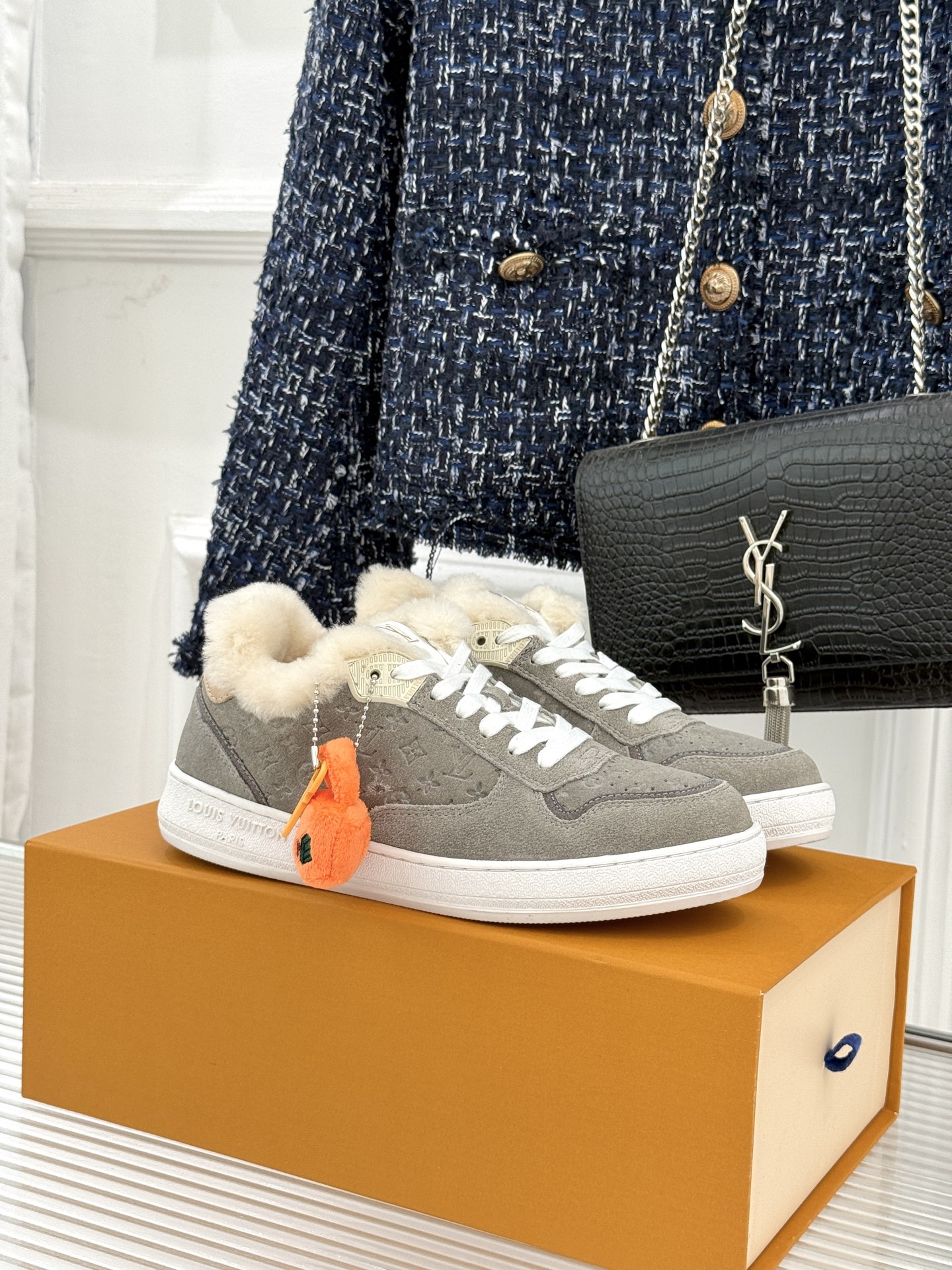 L*V驴家26WF早春新品老花情侣款休闲小白鞋板鞋结合“居家奢华”与“松弛自由”的核心理念它将聚焦老花暗