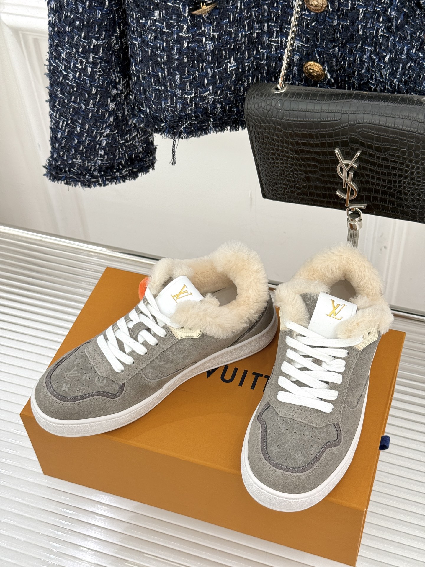 L*V驴家26WF早春新品老花情侣款休闲小白鞋板鞋结合“居家奢华”与“松弛自由”的核心理念它将聚焦老花暗