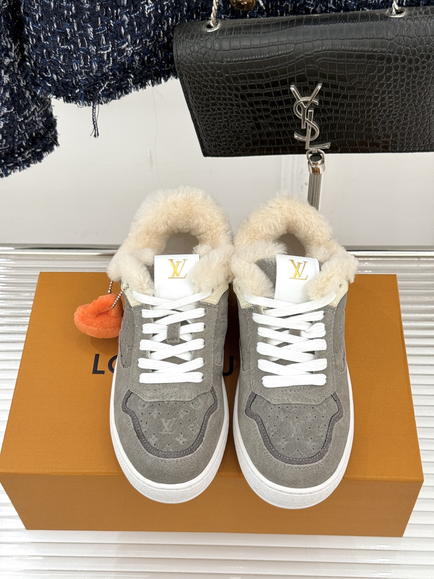 L*V驴家26WF早春新品老花情侣款休闲小白鞋板鞋结合“居家奢华”与“松弛自由”的核心理念它将聚焦老花暗