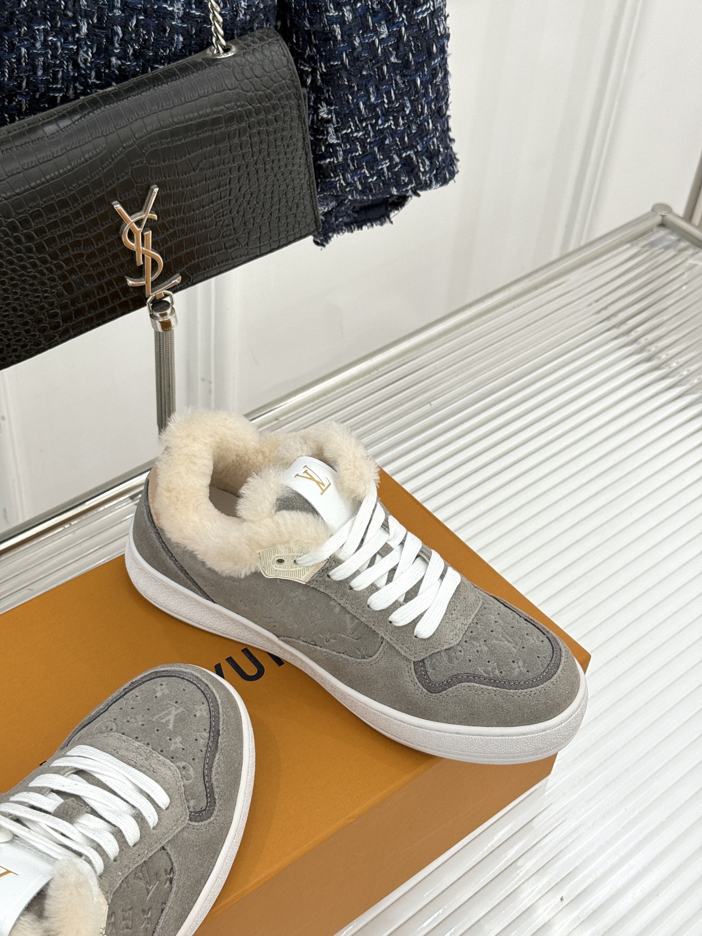 L*V驴家26WF早春新品老花情侣款休闲小白鞋板鞋结合“居家奢华”与“松弛自由”的核心理念它将聚焦老花暗