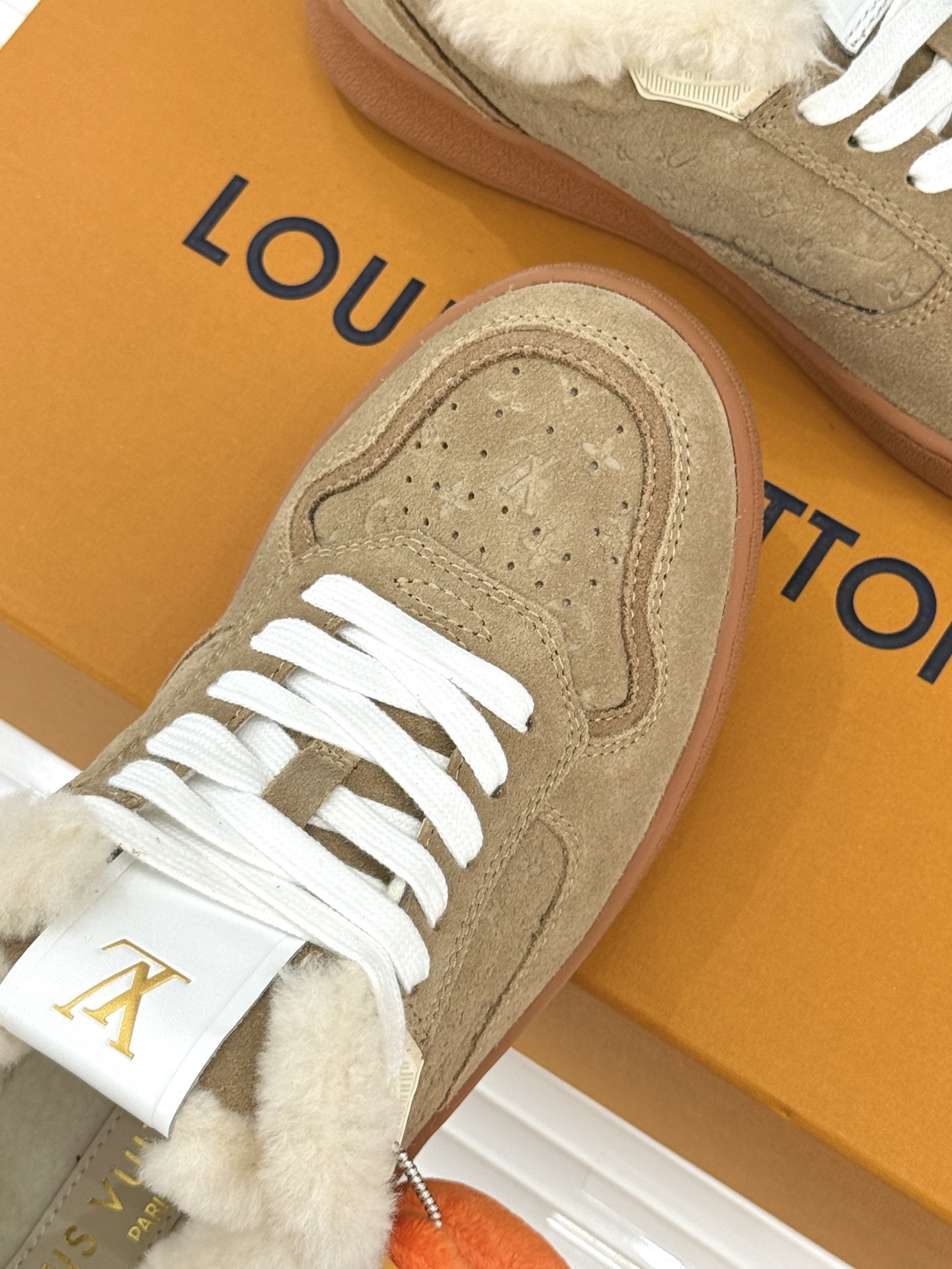 L*V驴家26WF早春新品老花情侣款休闲小白鞋板鞋结合“居家奢华”与“松弛自由”的核心理念它将聚焦老花暗