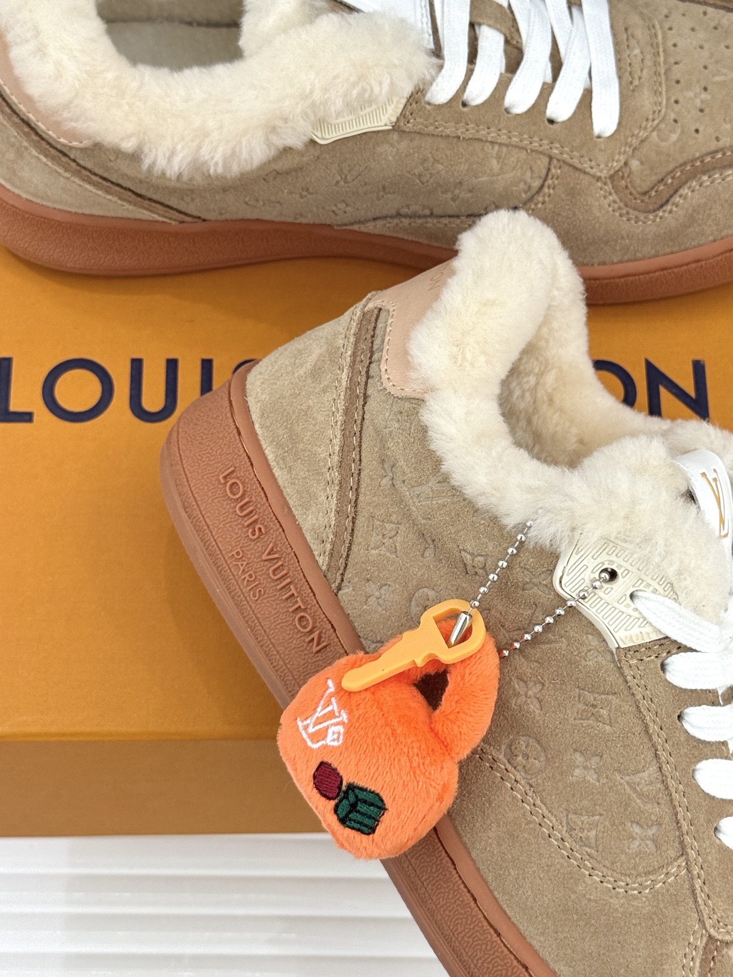 L*V驴家26WF早春新品老花情侣款休闲小白鞋板鞋结合“居家奢华”与“松弛自由”的核心理念它将聚焦老花暗