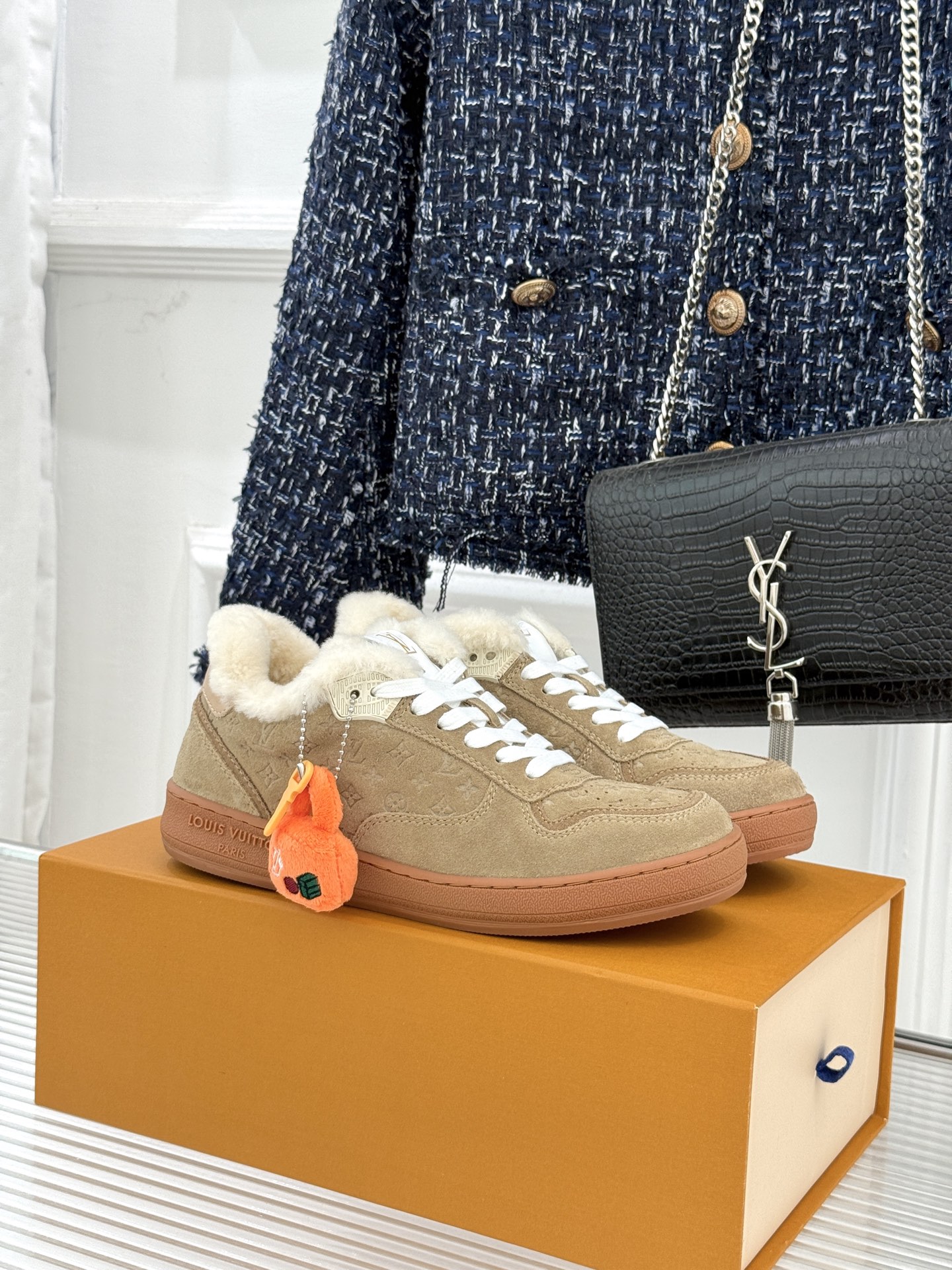 L*V驴家26WF早春新品老花情侣款休闲小白鞋板鞋结合“居家奢华”与“松弛自由”的核心理念它将聚焦老花暗