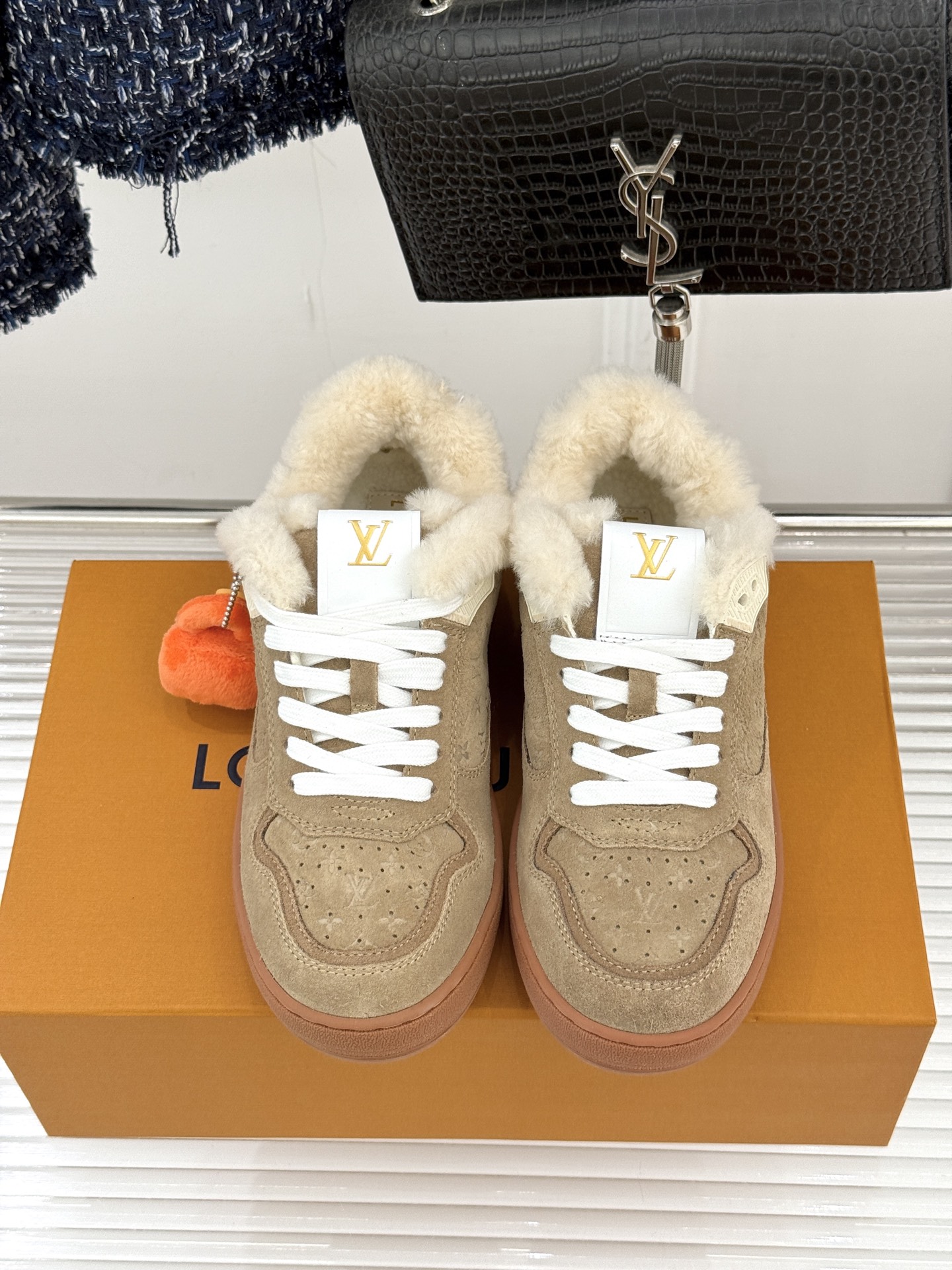 L*V驴家26WF早春新品老花情侣款休闲小白鞋板鞋结合“居家奢华”与“松弛自由”的核心理念它将聚焦老花暗