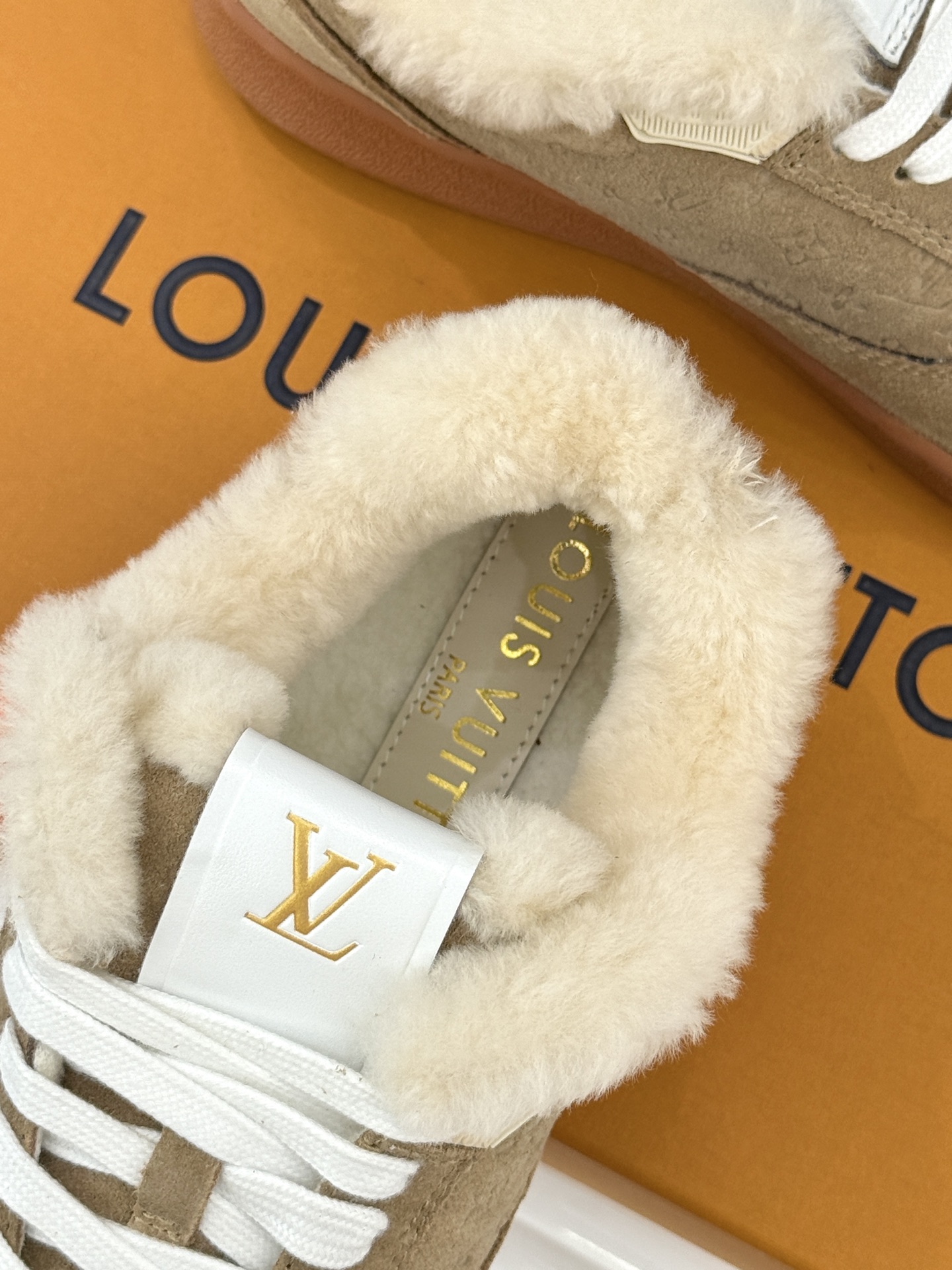 L*V驴家26WF早春新品老花情侣款休闲小白鞋板鞋结合“居家奢华”与“松弛自由”的核心理念它将聚焦老花暗