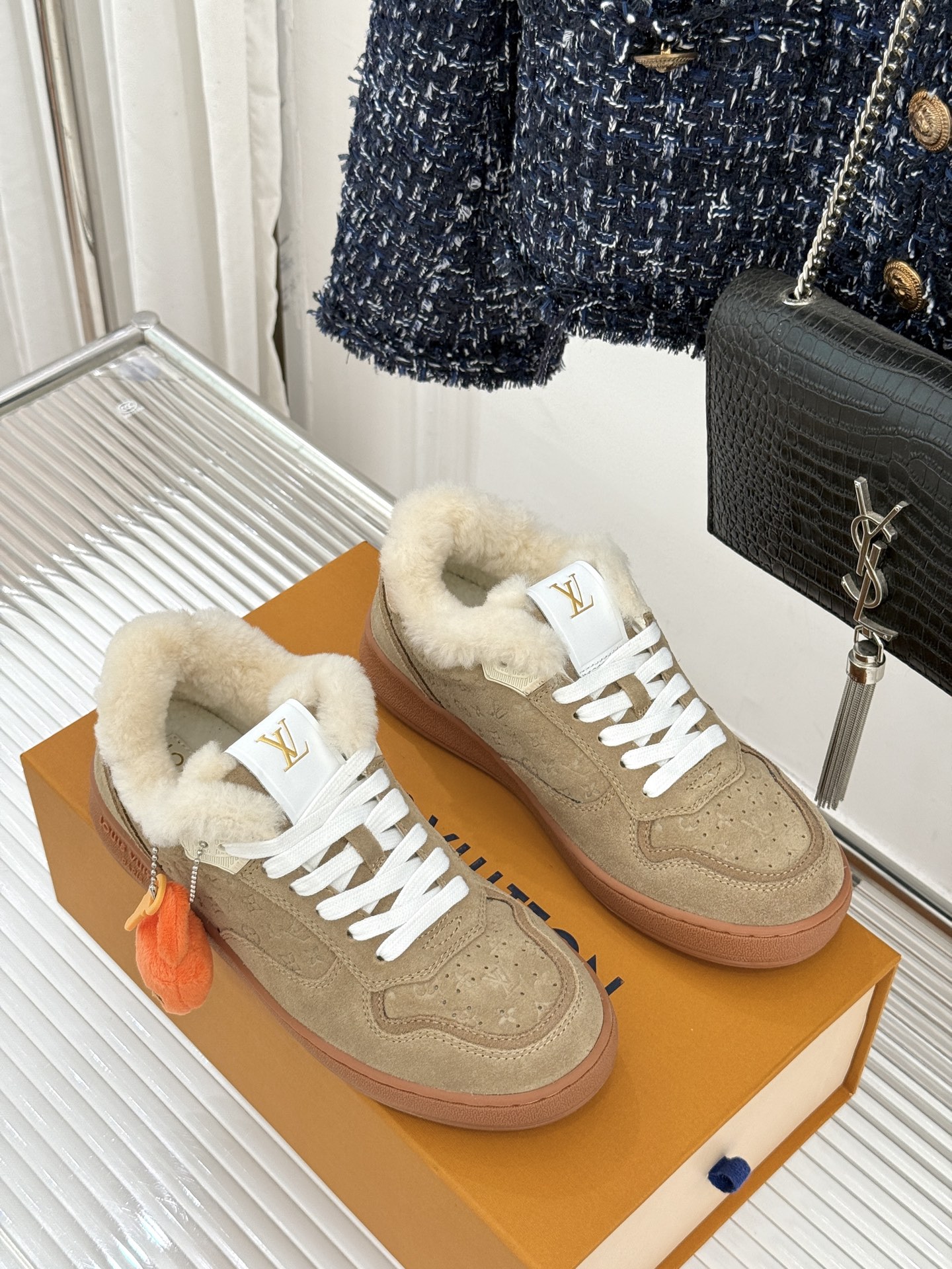 L*V驴家26WF早春新品老花情侣款休闲小白鞋板鞋结合“居家奢华”与“松弛自由”的核心理念它将聚焦老花暗