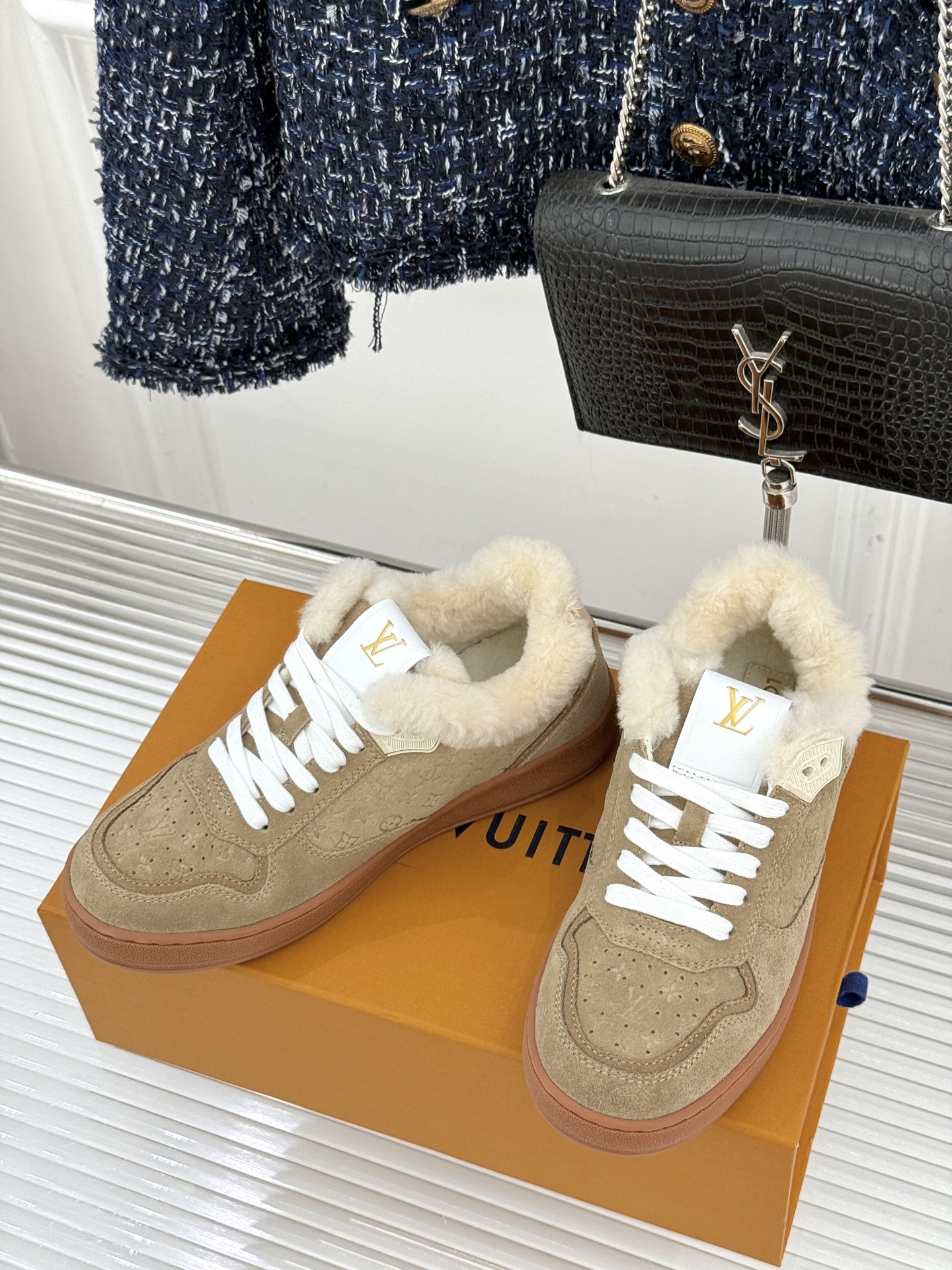 L*V驴家26WF早春新品老花情侣款休闲小白鞋板鞋结合“居家奢华”与“松弛自由”的核心理念它将聚焦老花暗