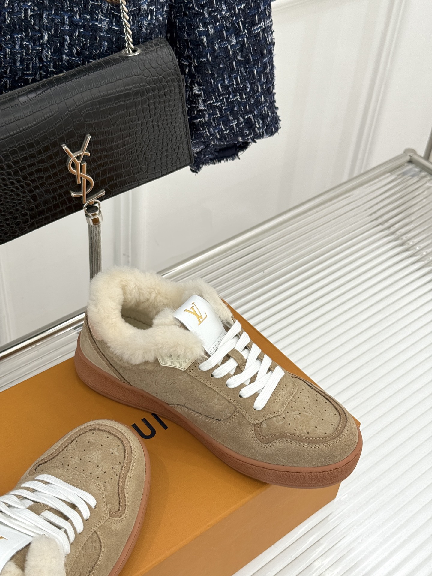 L*V驴家26WF早春新品老花情侣款休闲小白鞋板鞋结合“居家奢华”与“松弛自由”的核心理念它将聚焦老花暗