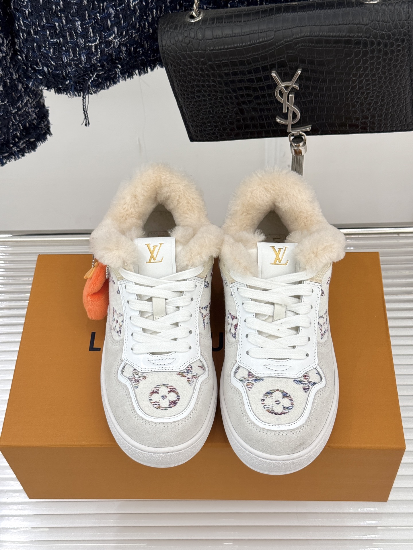 L*V驴家26WF早春新品老花情侣款休闲小白鞋板鞋结合“居家奢华”与“松弛自由”的核心理念它将聚焦老花暗