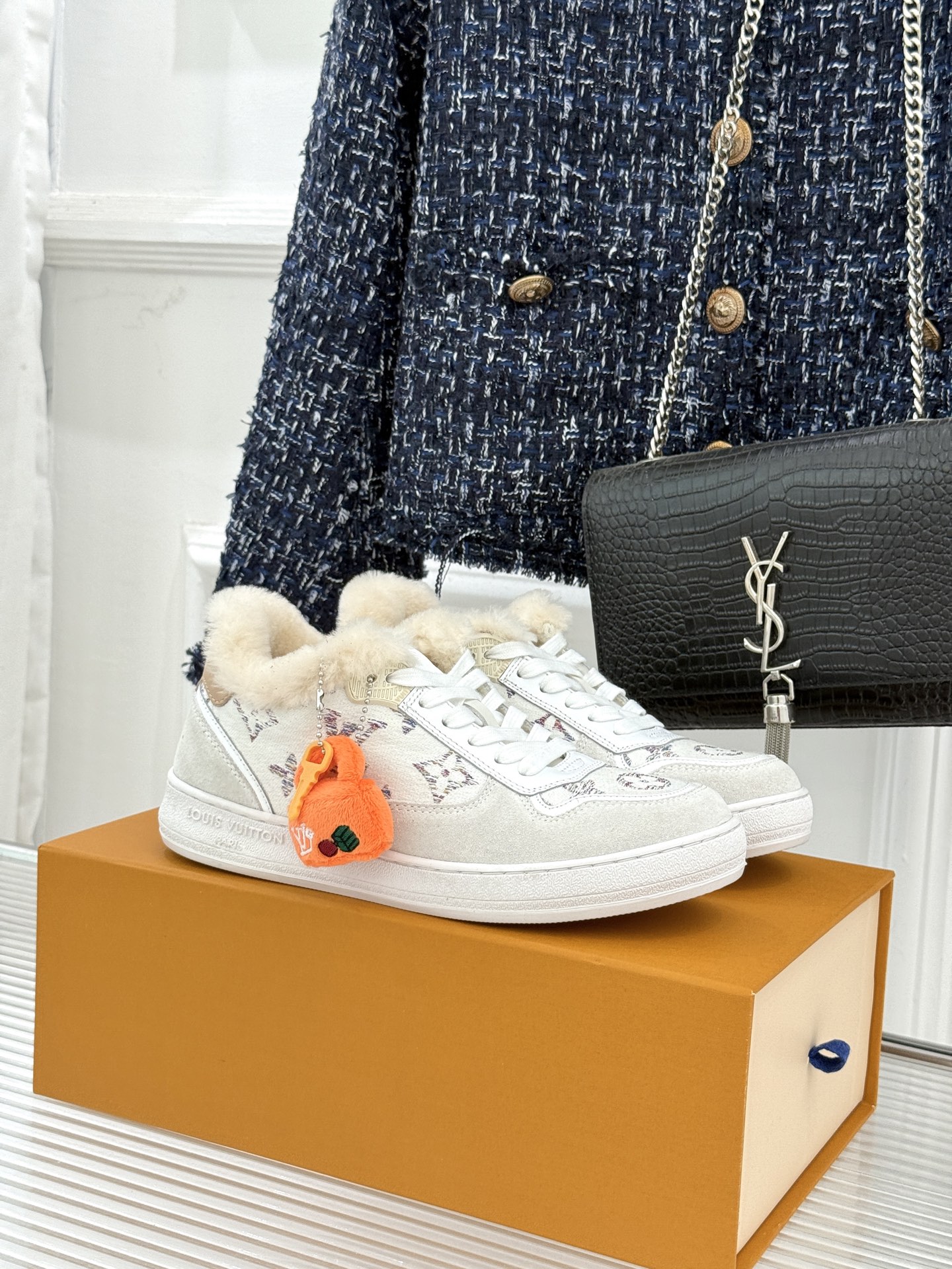 L*V驴家26WF早春新品老花情侣款休闲小白鞋板鞋结合“居家奢华”与“松弛自由”的核心理念它将聚焦老花暗