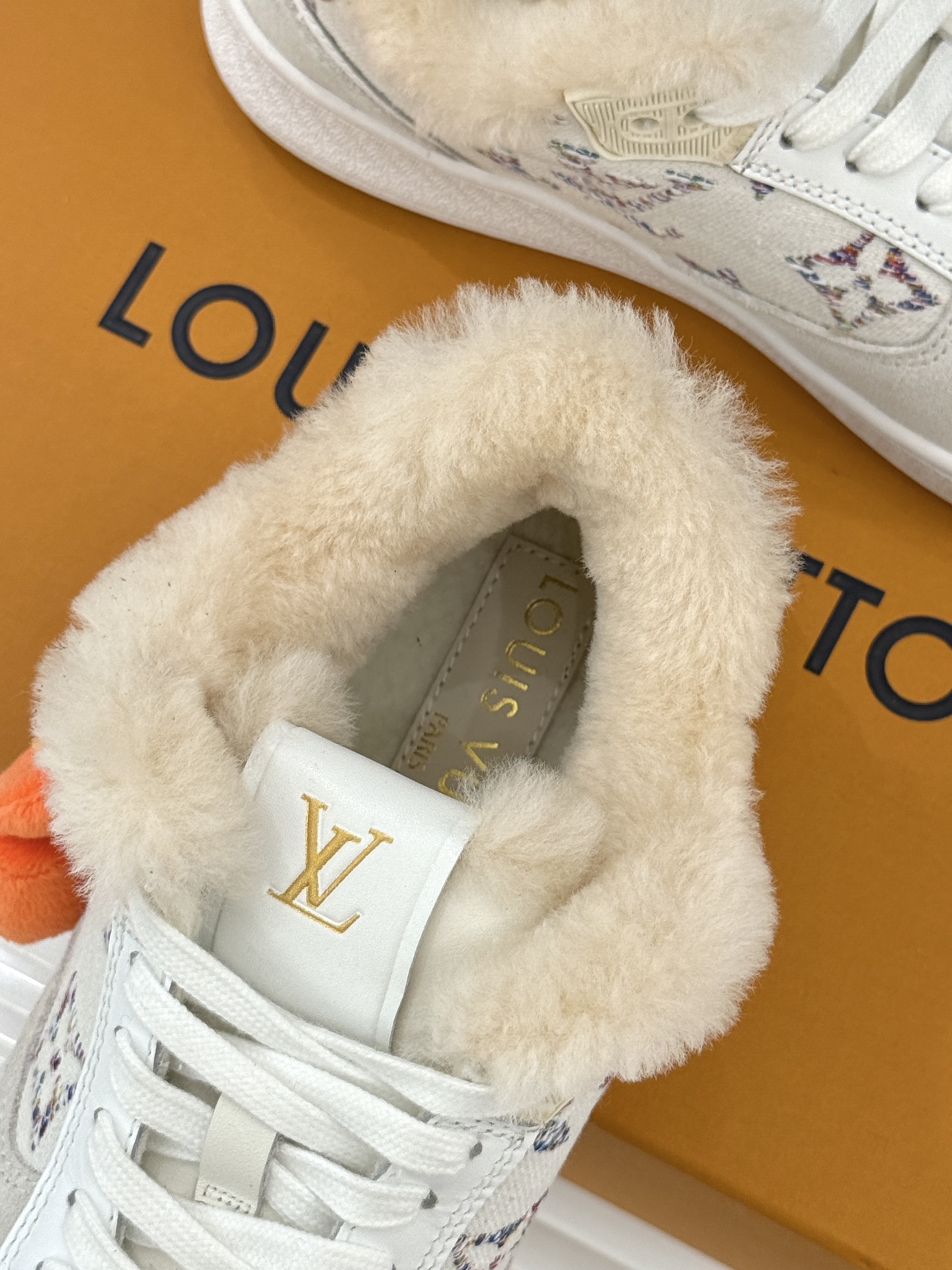 L*V驴家26WF早春新品老花情侣款休闲小白鞋板鞋结合“居家奢华”与“松弛自由”的核心理念它将聚焦老花暗