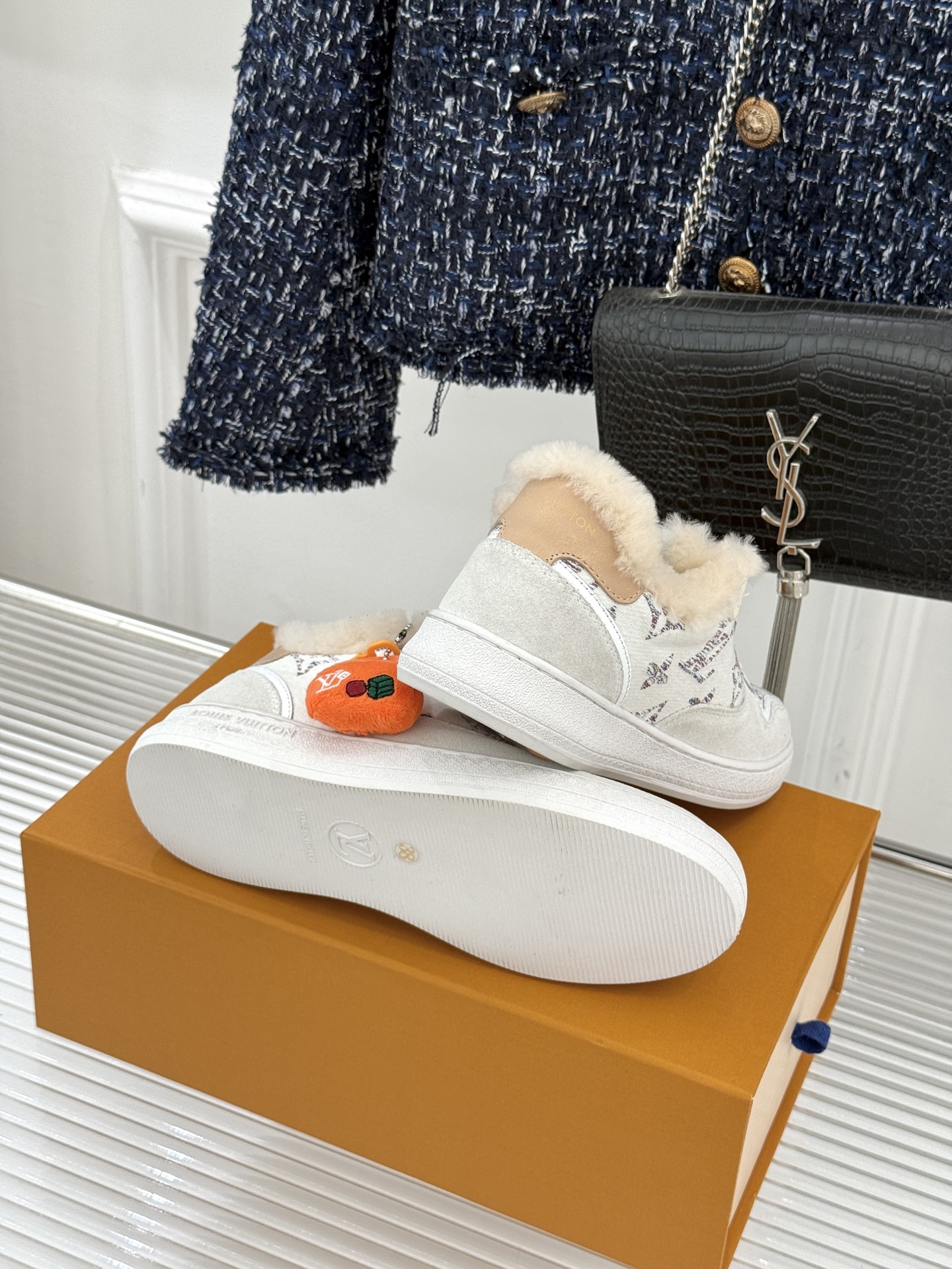 L*V驴家26WF早春新品老花情侣款休闲小白鞋板鞋结合“居家奢华”与“松弛自由”的核心理念它将聚焦老花暗