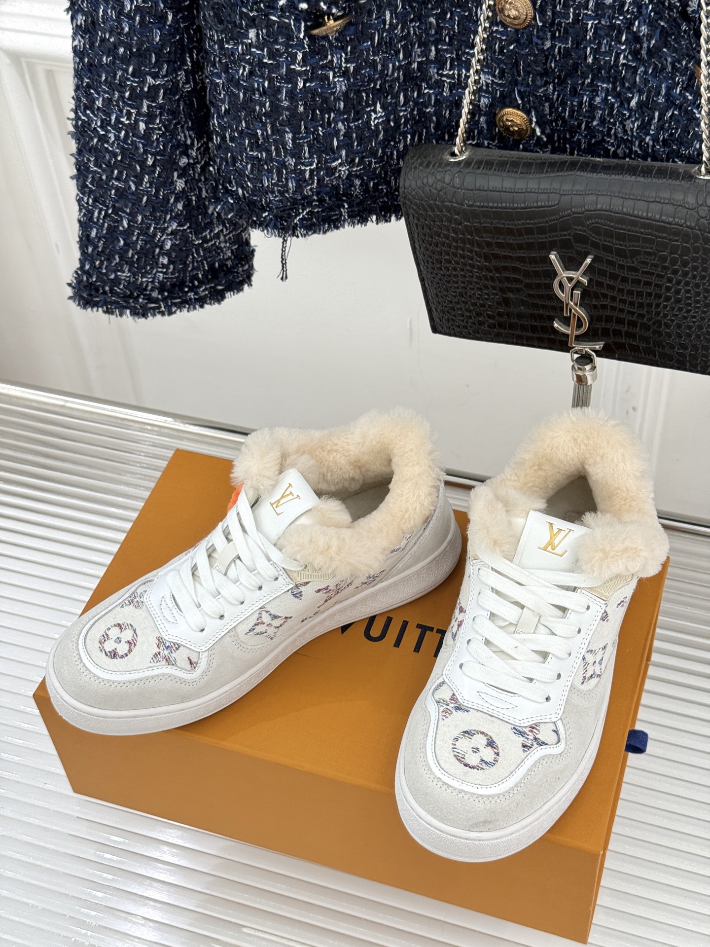 L*V驴家26WF早春新品老花情侣款休闲小白鞋板鞋结合“居家奢华”与“松弛自由”的核心理念它将聚焦老花暗