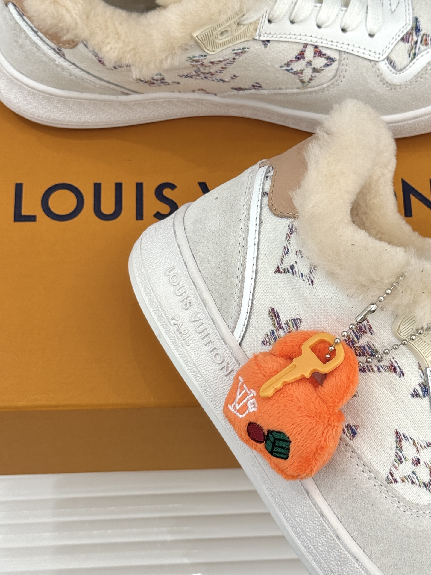 L*V驴家26WF早春新品老花情侣款休闲小白鞋板鞋结合“居家奢华”与“松弛自由”的核心理念它将聚焦老花暗