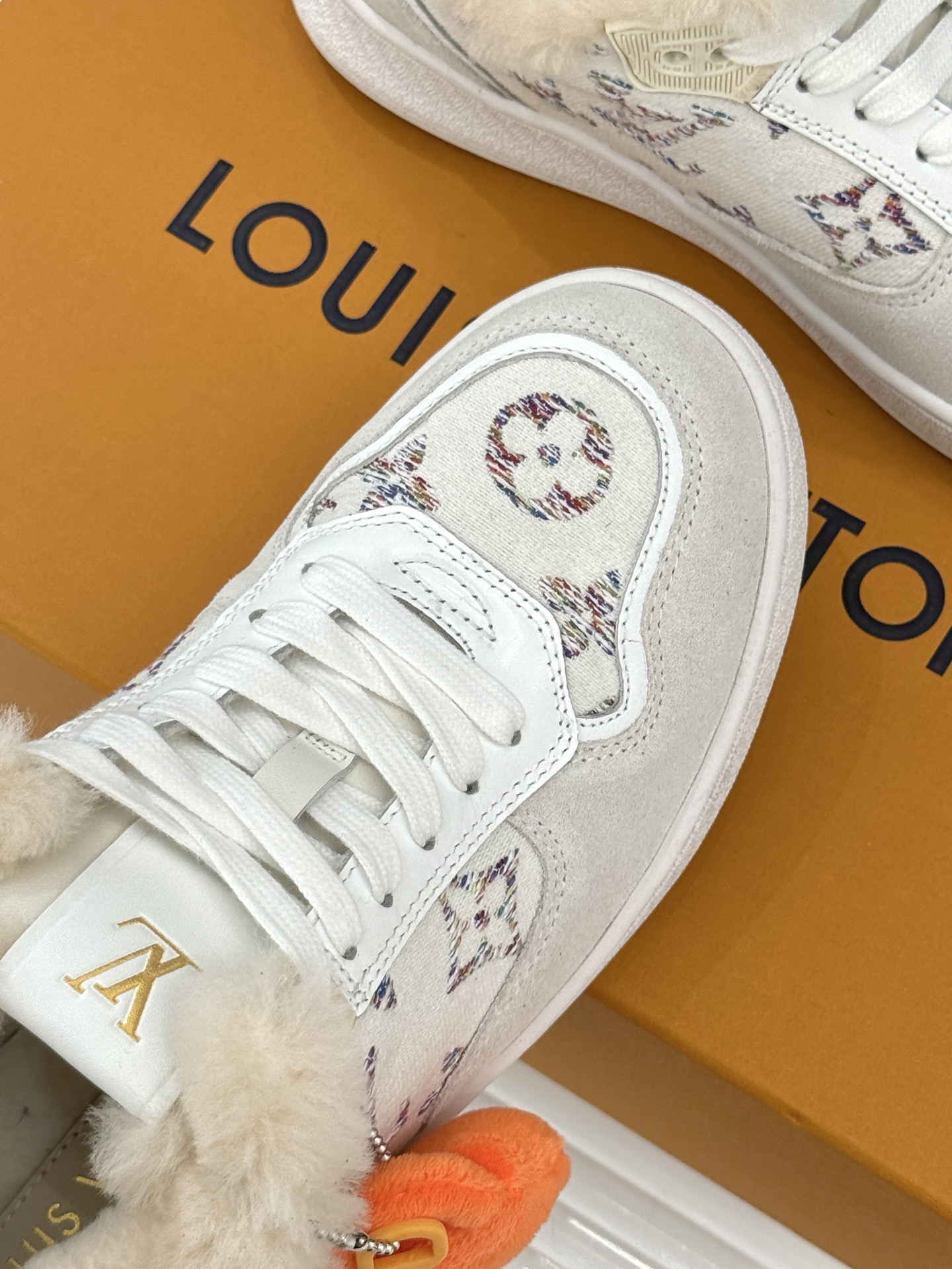 L*V驴家26WF早春新品老花情侣款休闲小白鞋板鞋结合“居家奢华”与“松弛自由”的核心理念它将聚焦老花暗