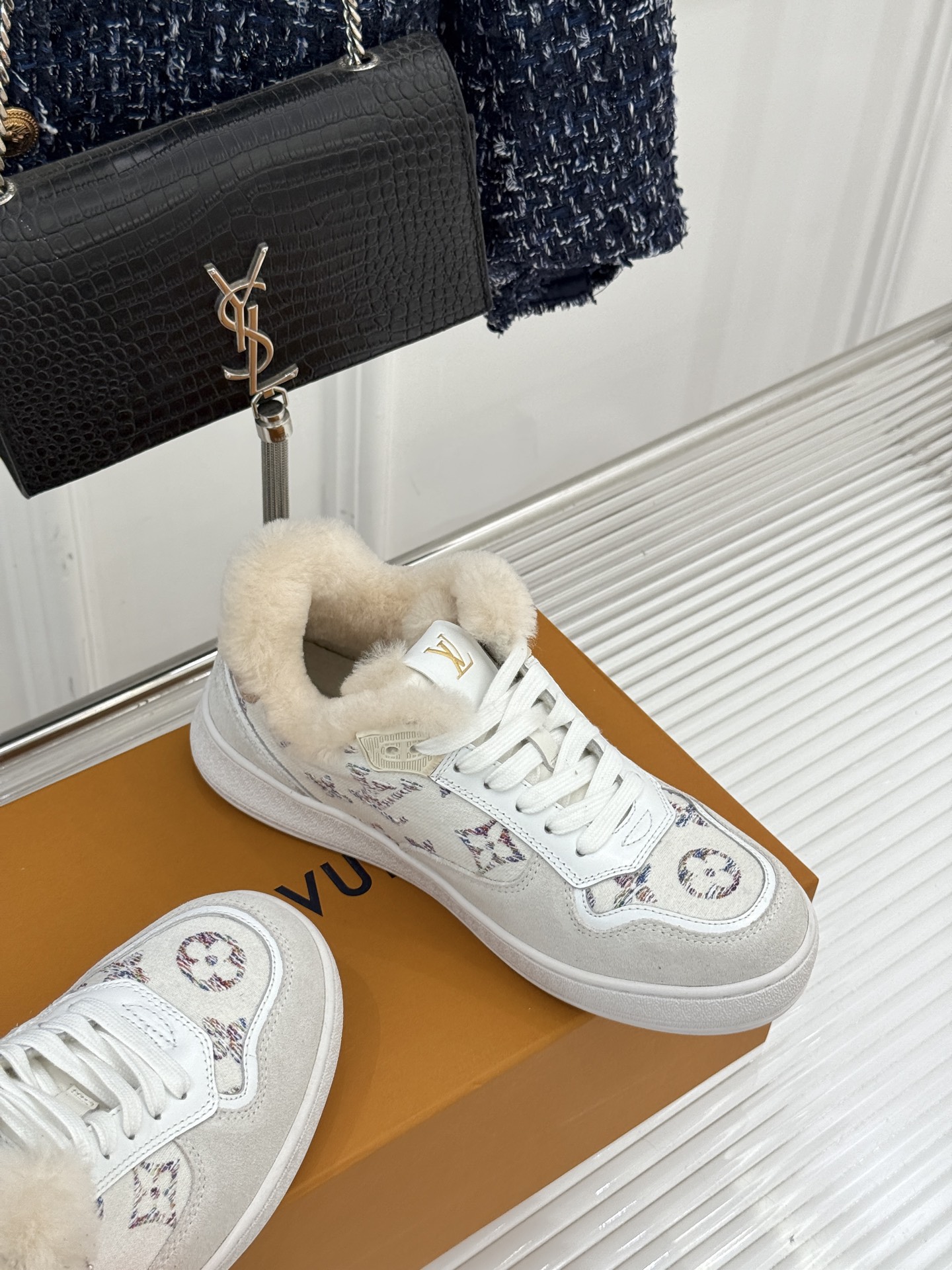 L*V驴家26WF早春新品老花情侣款休闲小白鞋板鞋结合“居家奢华”与“松弛自由”的核心理念它将聚焦老花暗