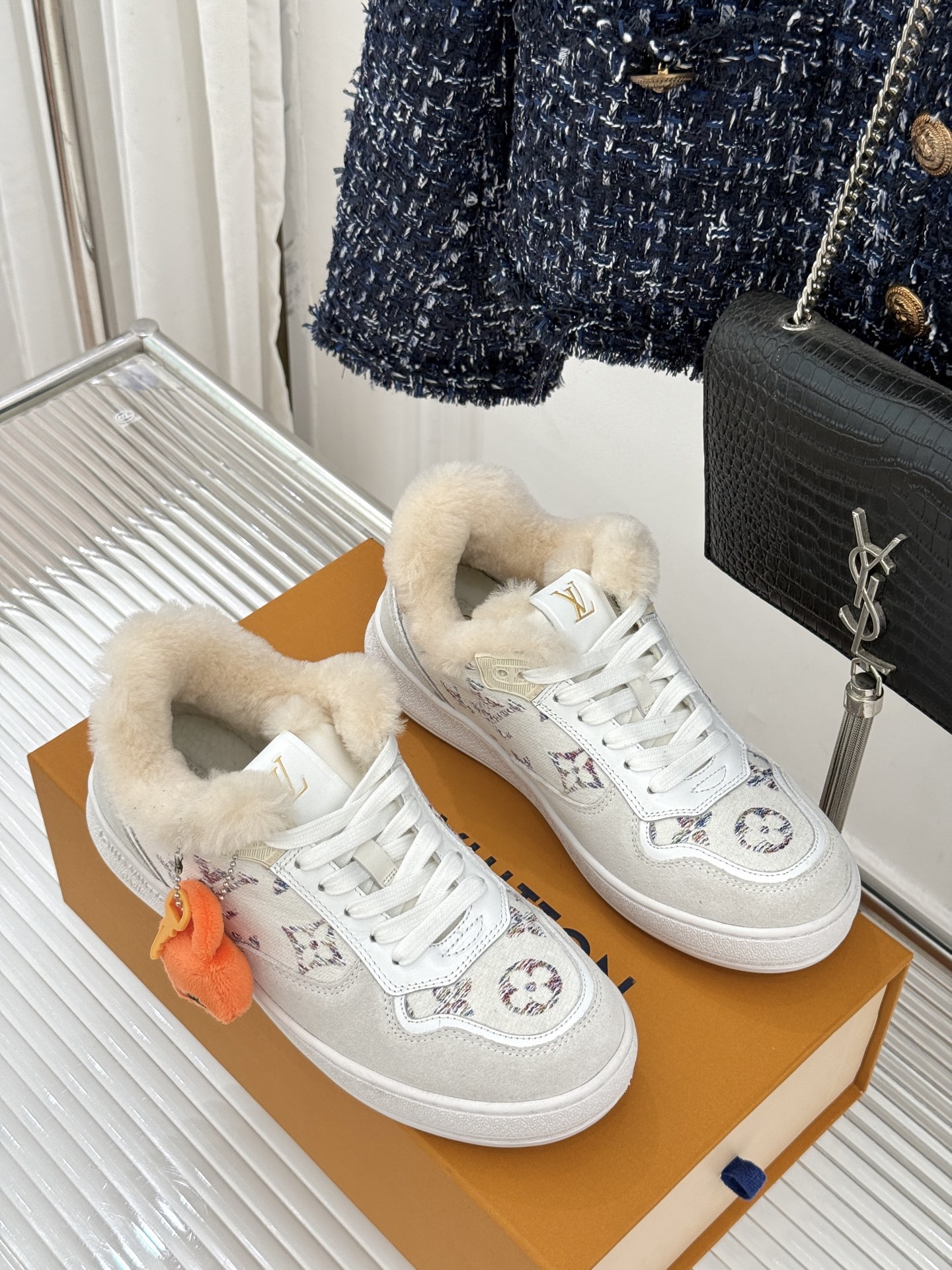 L*V驴家26WF早春新品老花情侣款休闲小白鞋板鞋结合“居家奢华”与“松弛自由”的核心理念它将聚焦老花暗