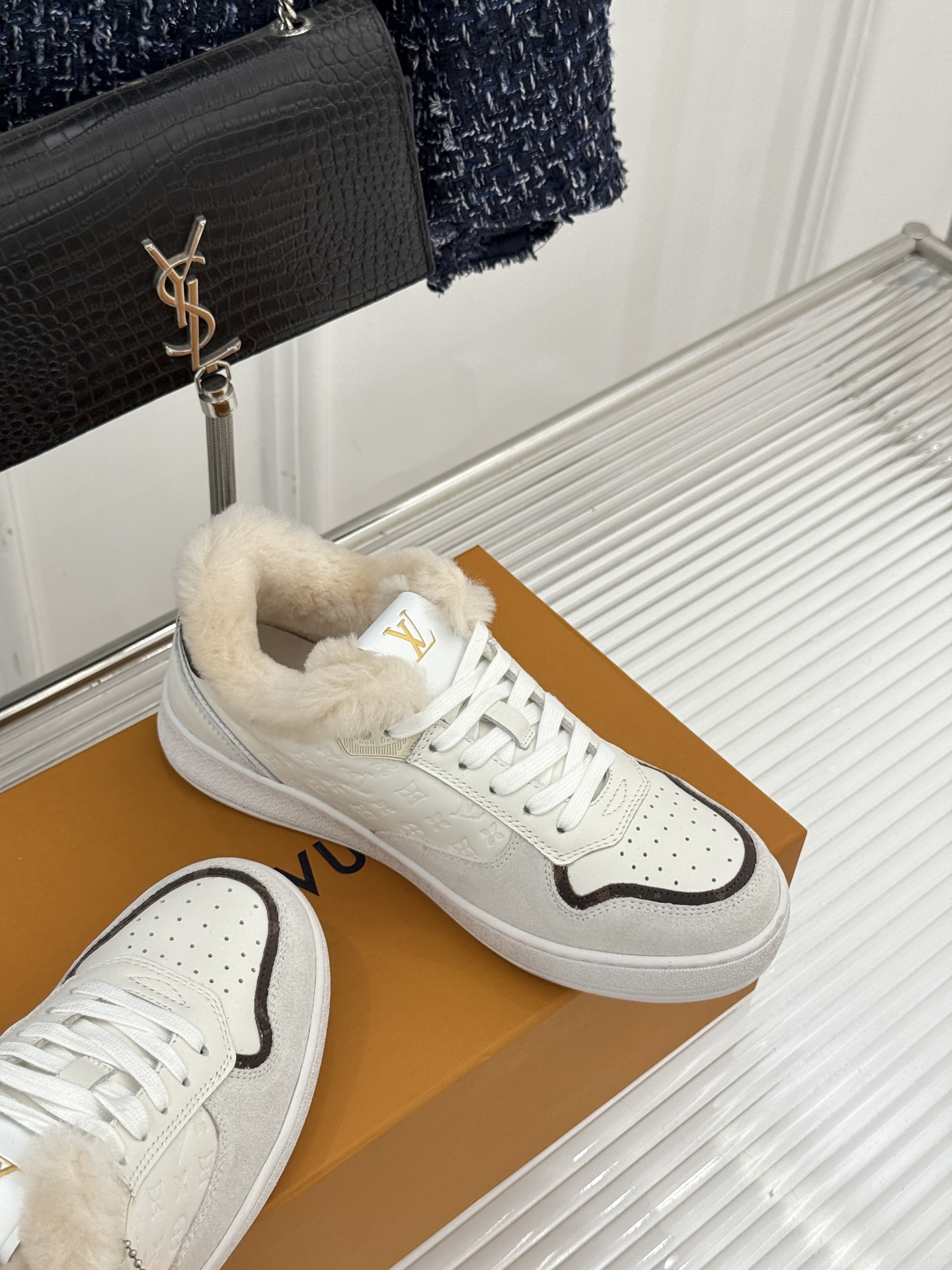 L*V驴家26WF早春新品老花情侣款休闲小白鞋板鞋结合“居家奢华”与“松弛自由”的核心理念它将聚焦老花暗