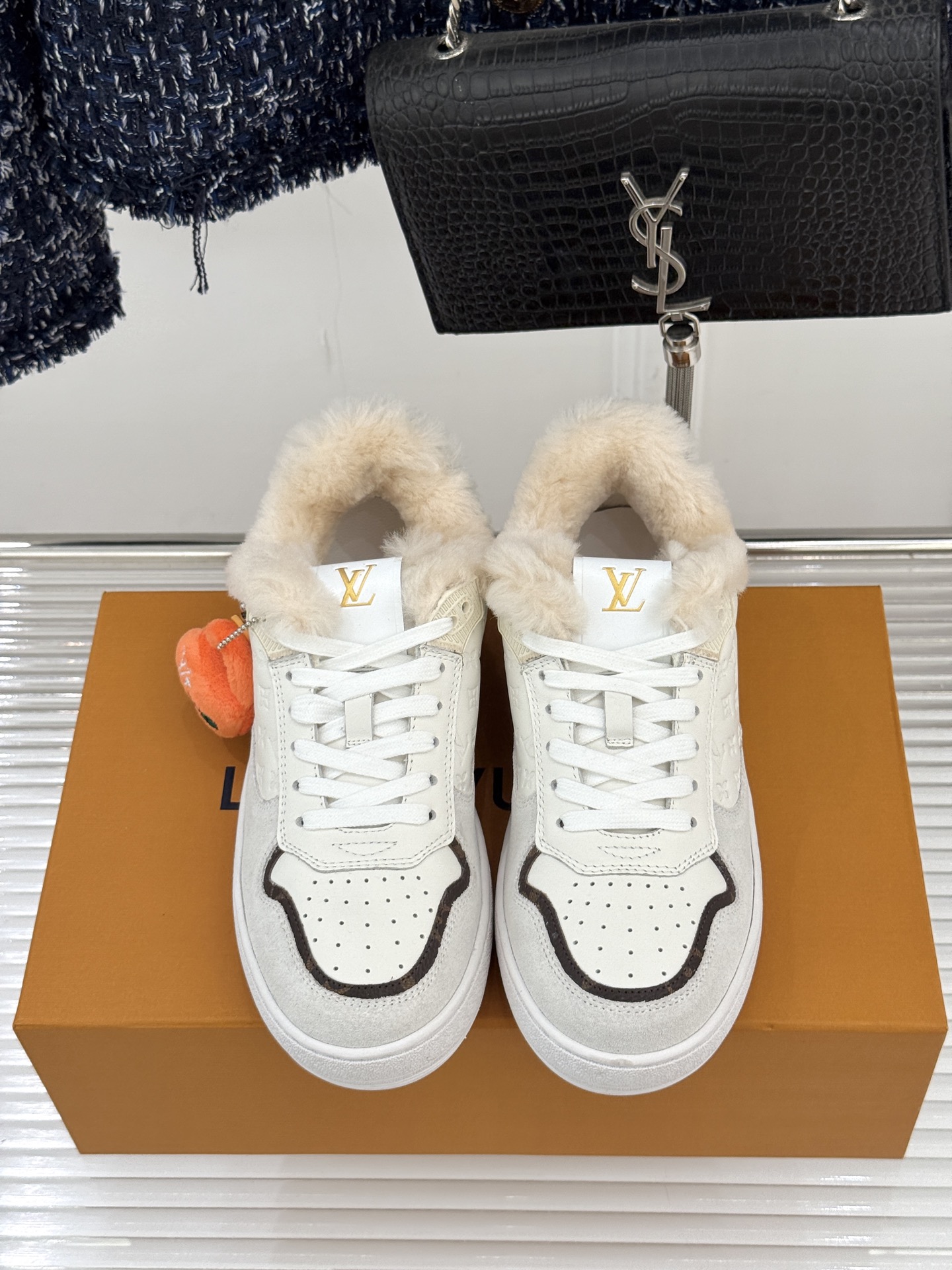 L*V驴家26WF早春新品老花情侣款休闲小白鞋板鞋结合“居家奢华”与“松弛自由”的核心理念它将聚焦老花暗