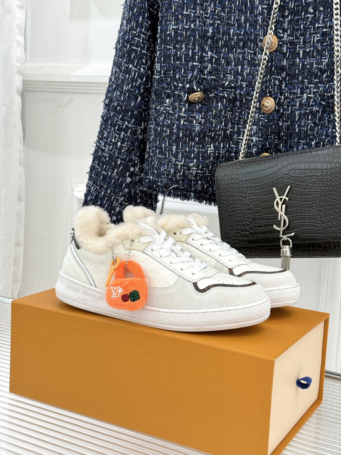 NO:707938,L*V donkeyjia 26WF early spring new presbyopia couple casual white sneakers combine the core concepts of 'home luxury' and 'relaxation and freedom'. It will focus on the low-key texture of presbyopia dark patterns, exquisite Italian craftsmanship and adaptability to all scenes. The writing combines brand heritage and contemporary life attitude to perfectly integrate classic symbols with daily relaxation. Integrating century-old travel genes with contemporary daily aesthetics, Monogram presbyopia is no longer just an out-of-reach symbol, but a low-key nobility hidden in the steps.  Let every trip go in both directions with ease and sophistication. Whether you are on the streets of the city or in a quiet corner, you can go to every love in a comfortable manner, making daily wear a concrete expression of the art of life. The fabric is made of original customized cowhide, the inner toes are all sheepskin/wool, the original molded custom TPU outsole size35-44 (customized for women 40/41), casual shoes/sports shoes, louis vuitton, louis  vuitton,sneakers,cowhide,sheepskin19860909L*V驴家26WF早春新品老花情侣款休闲 小白鞋板鞋 结合“居家奢华”与“松弛自由”的核心理念 它将聚焦老花暗纹的低调质感 意大利精湛工艺与全场景适配性 撰写兼具品牌底蕴与当代生活态度 让经典符号与日常松弛感完美融合. 将百年旅行基因与当代日常美学相融 让Monogram老花不再只是遥不可及的符号 而是藏在步履间的低调贵气 让每一次出行都自在与精致的双向奔赴. 无论身处城市街头还是静谧角落 都能以舒适姿态奔赴每一场热爱 让日常穿搭成为生活艺术的具象表达. 面料采用原版定制牛皮 内里踮脚均为羊皮/羊毛 原版开模定制TPU大底 size35-44（女40/41定制）,休闲鞋/运动鞋,louis vuitton,louis vuitton,sneakers,cowhide,sheepskin,Women's Shoes