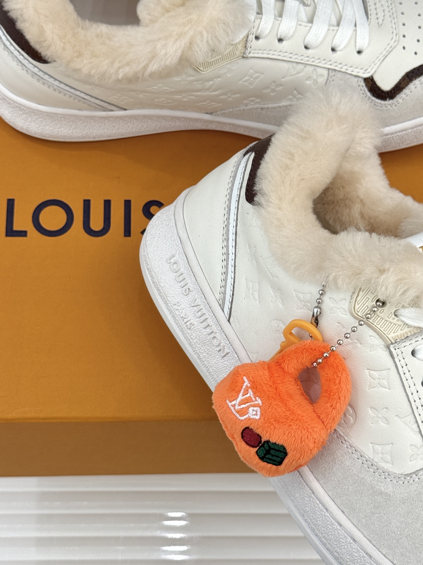 L*V驴家26WF早春新品老花情侣款休闲小白鞋板鞋结合“居家奢华”与“松弛自由”的核心理念它将聚焦老花暗