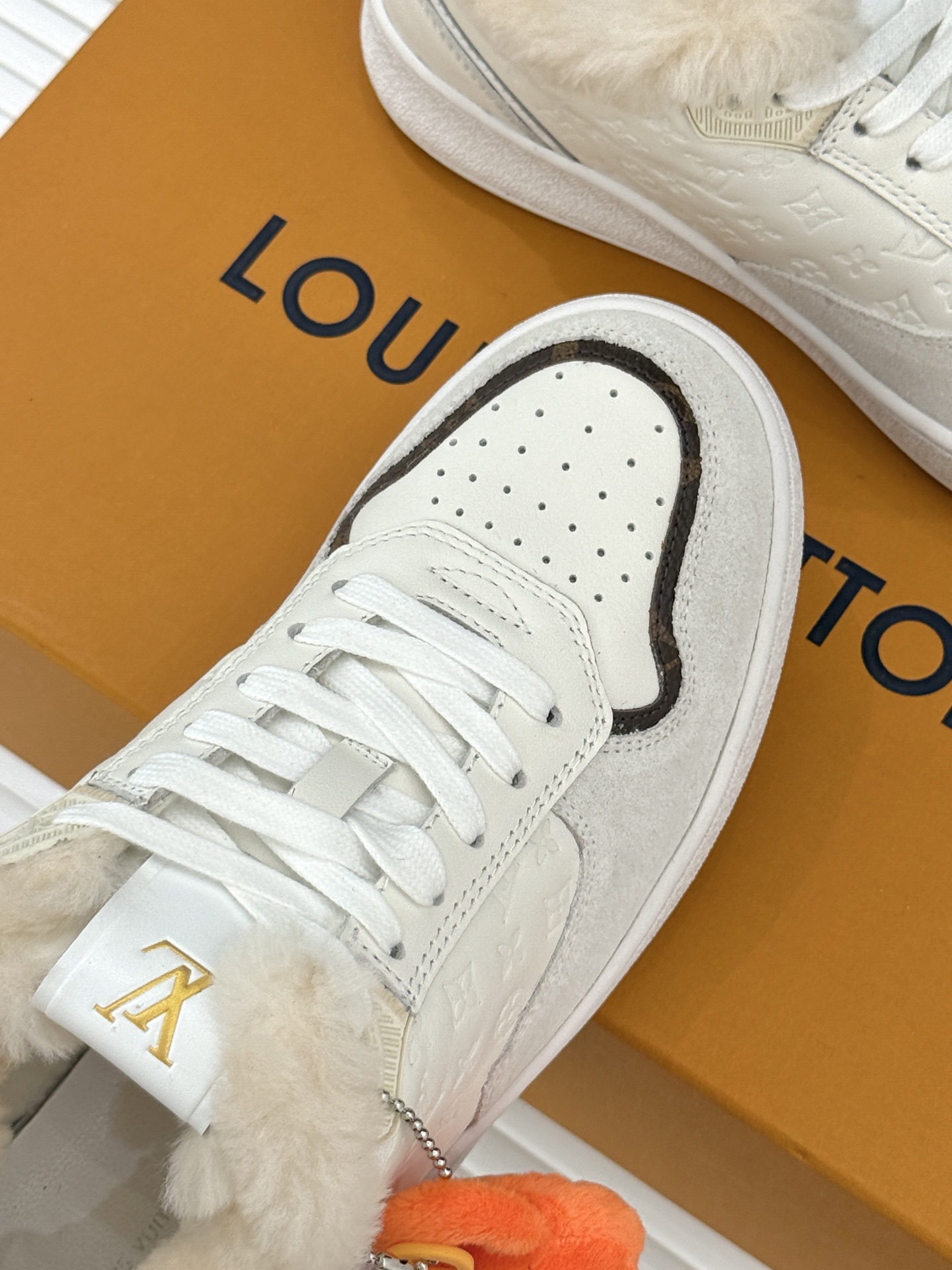 L*V驴家26WF早春新品老花情侣款休闲小白鞋板鞋结合“居家奢华”与“松弛自由”的核心理念它将聚焦老花暗