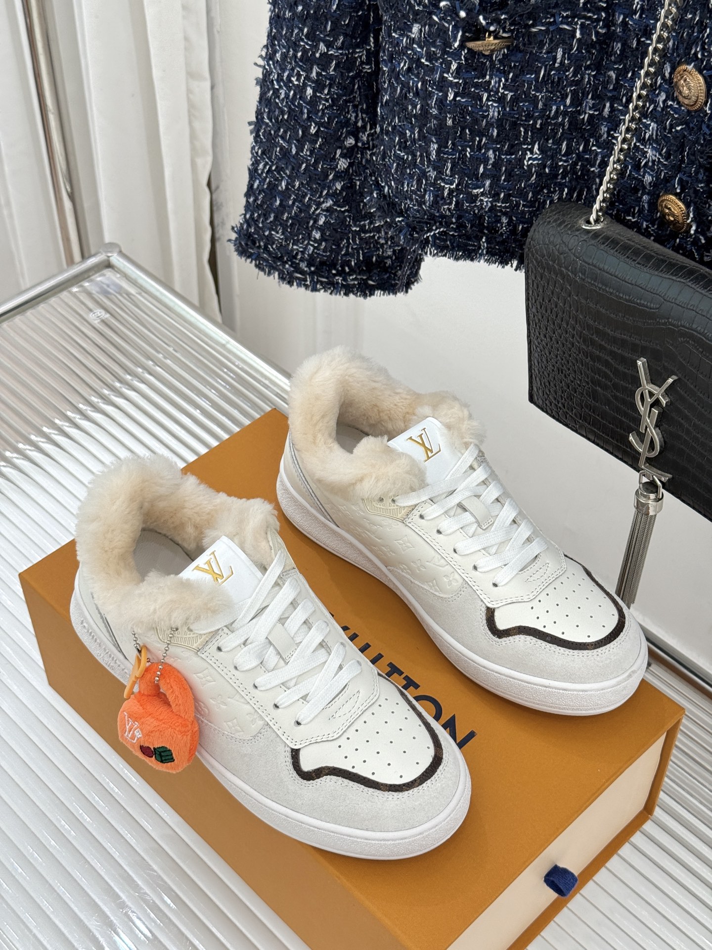 L*V驴家26WF早春新品老花情侣款休闲小白鞋板鞋结合“居家奢华”与“松弛自由”的核心理念它将聚焦老花暗