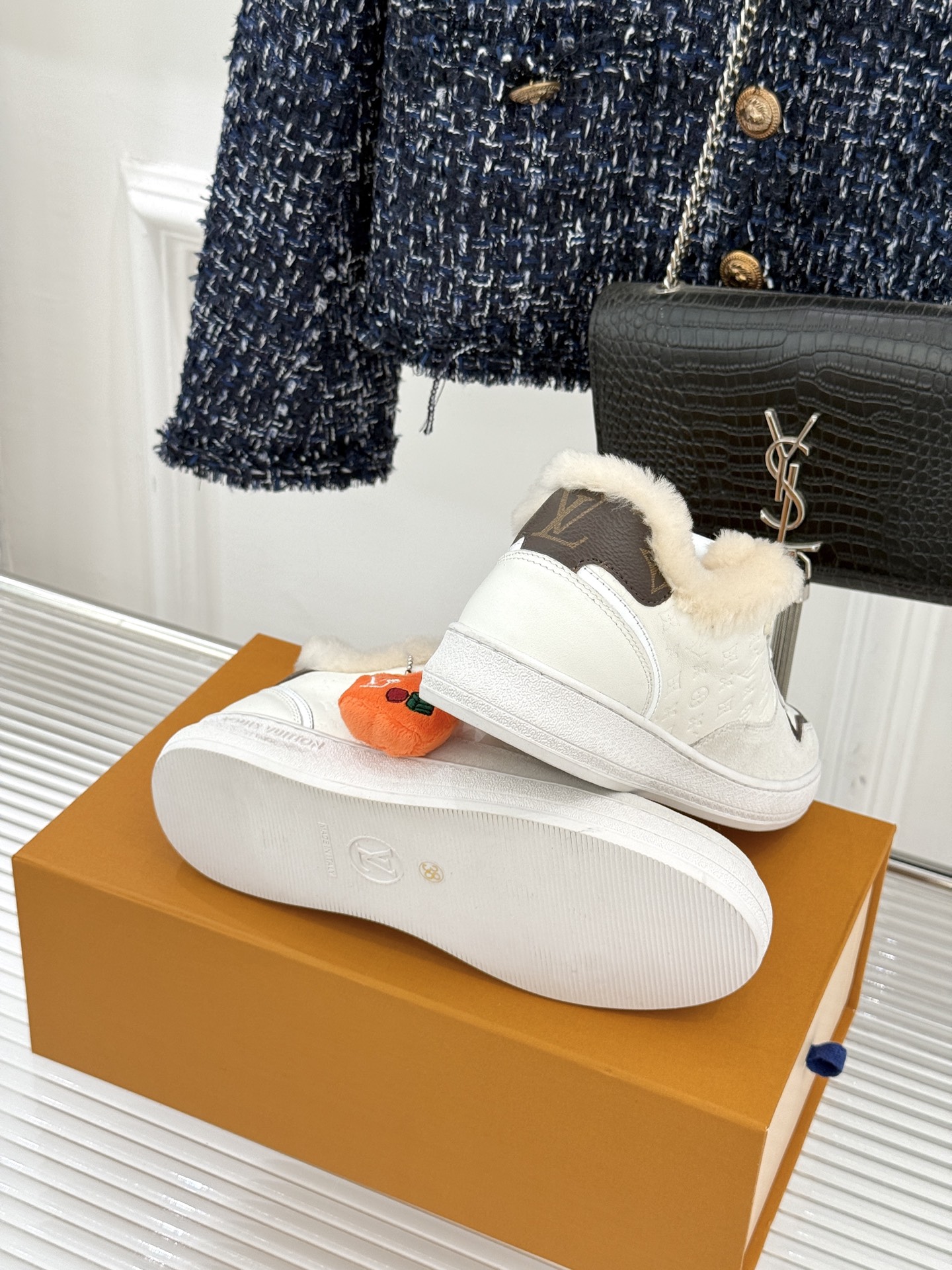 L*V驴家26WF早春新品老花情侣款休闲小白鞋板鞋结合“居家奢华”与“松弛自由”的核心理念它将聚焦老花暗