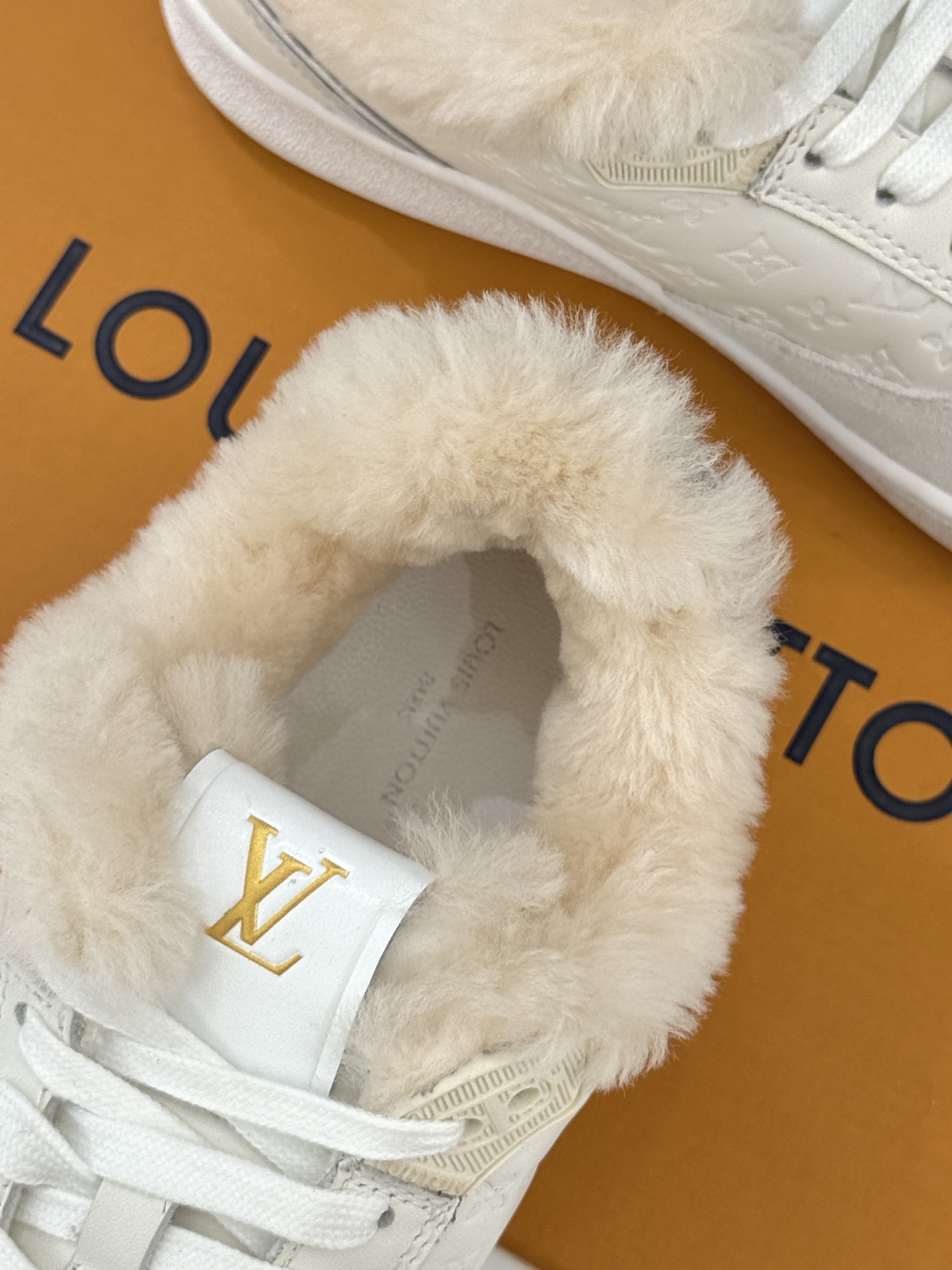 L*V驴家26WF早春新品老花情侣款休闲小白鞋板鞋结合“居家奢华”与“松弛自由”的核心理念它将聚焦老花暗