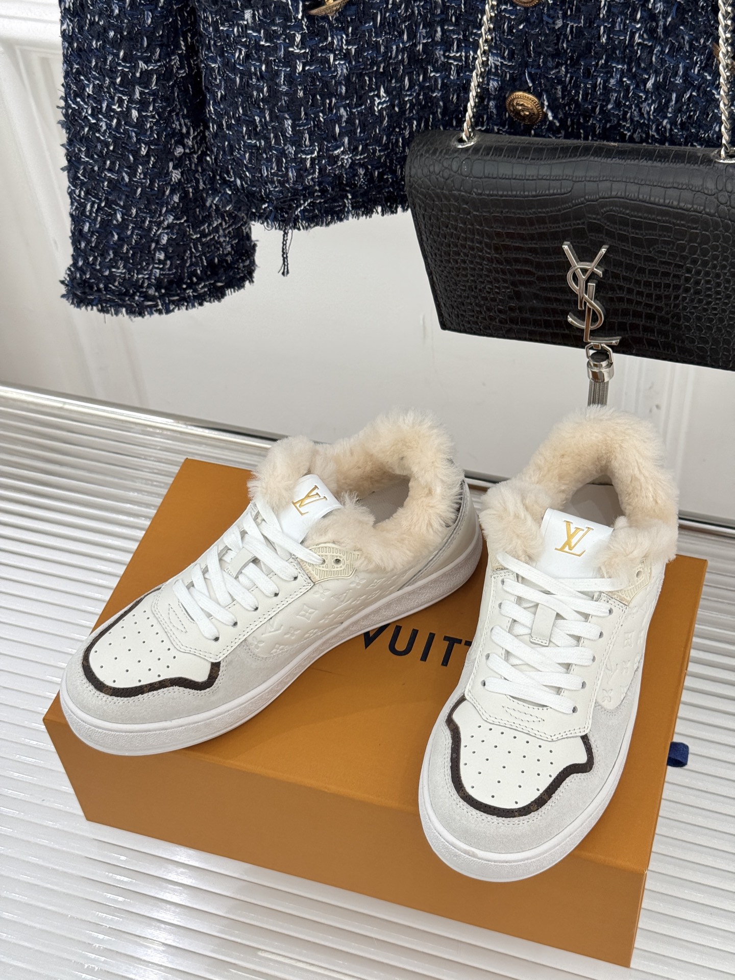 L*V驴家26WF早春新品老花情侣款休闲小白鞋板鞋结合“居家奢华”与“松弛自由”的核心理念它将聚焦老花暗