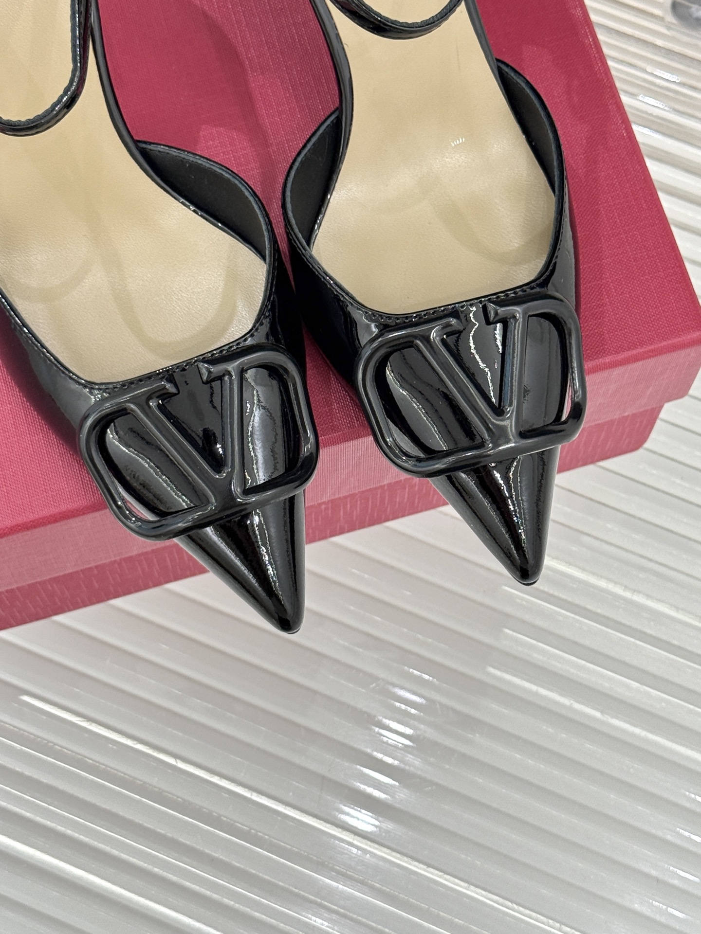 Valentino/华伦天奴26WF早春新品大V扣尖头高跟中空凉鞋以春夏系列「Fireflies」光影灵