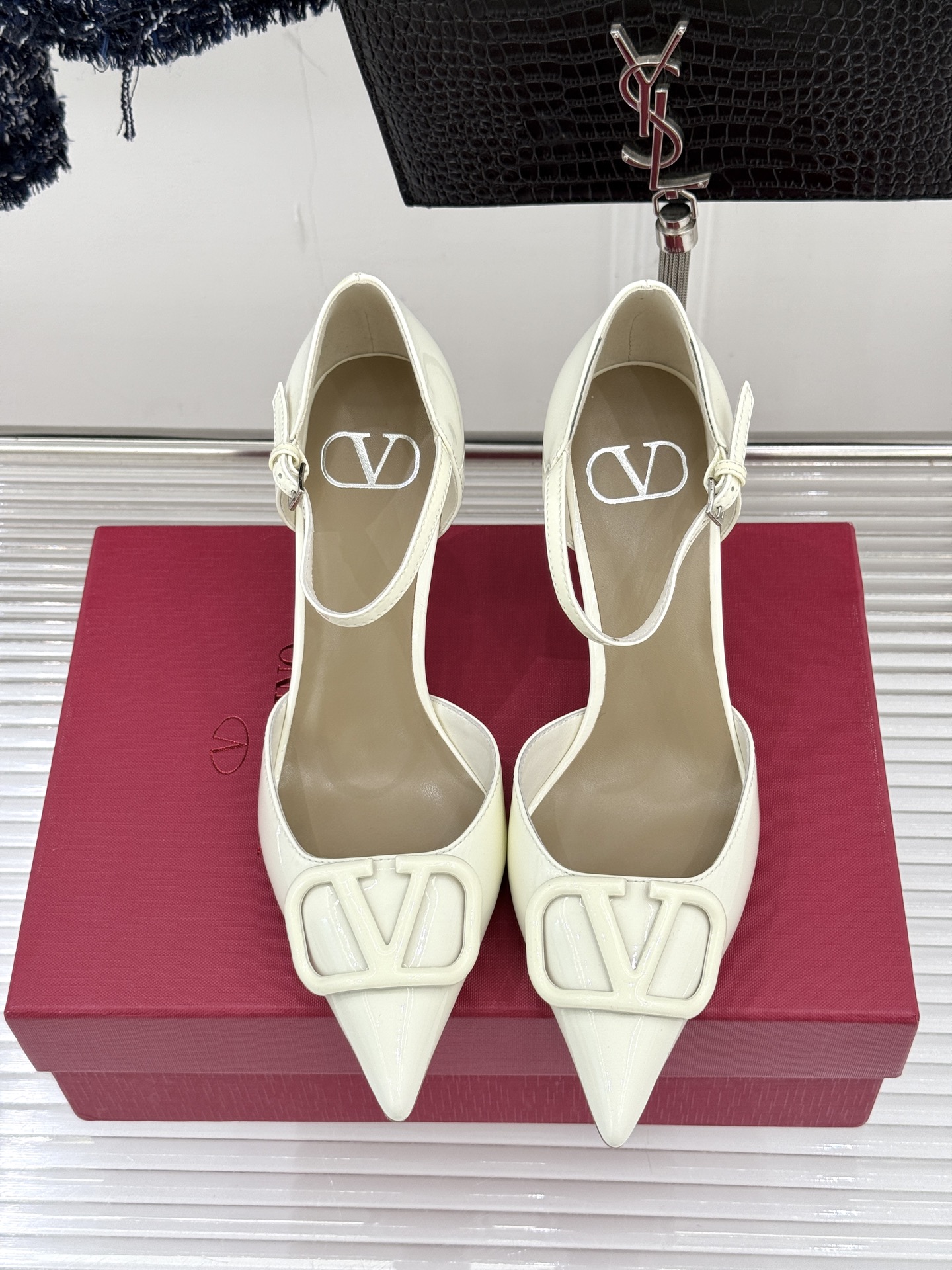 Valentino/华伦天奴26WF早春新品大V扣尖头高跟中空凉鞋以春夏系列「Fireflies」光影灵