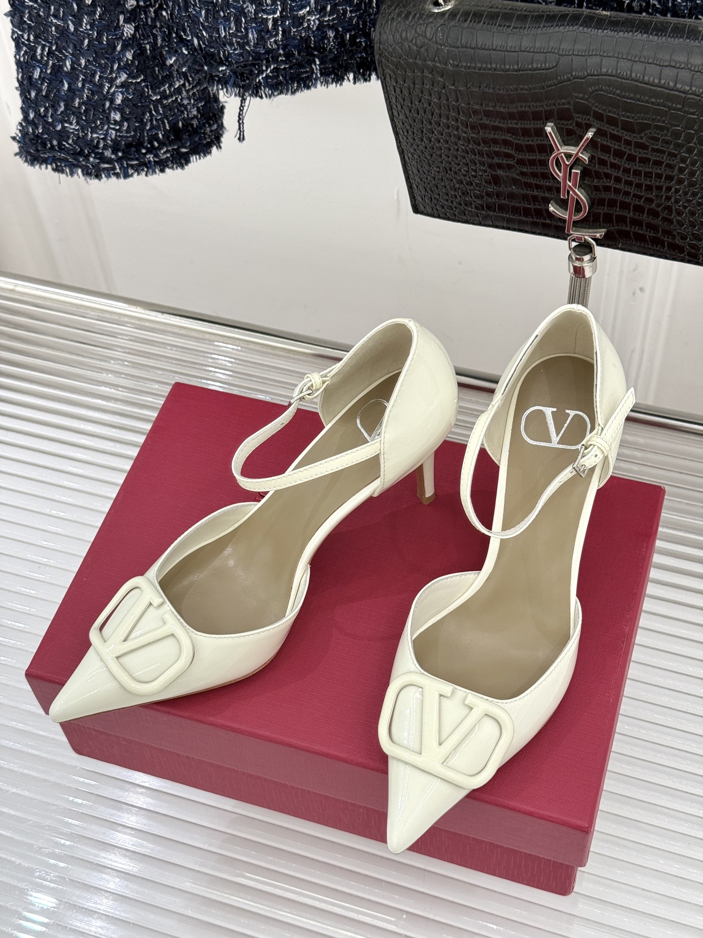 Valentino/华伦天奴26WF早春新品大V扣尖头高跟中空凉鞋以春夏系列「Fireflies」光影灵