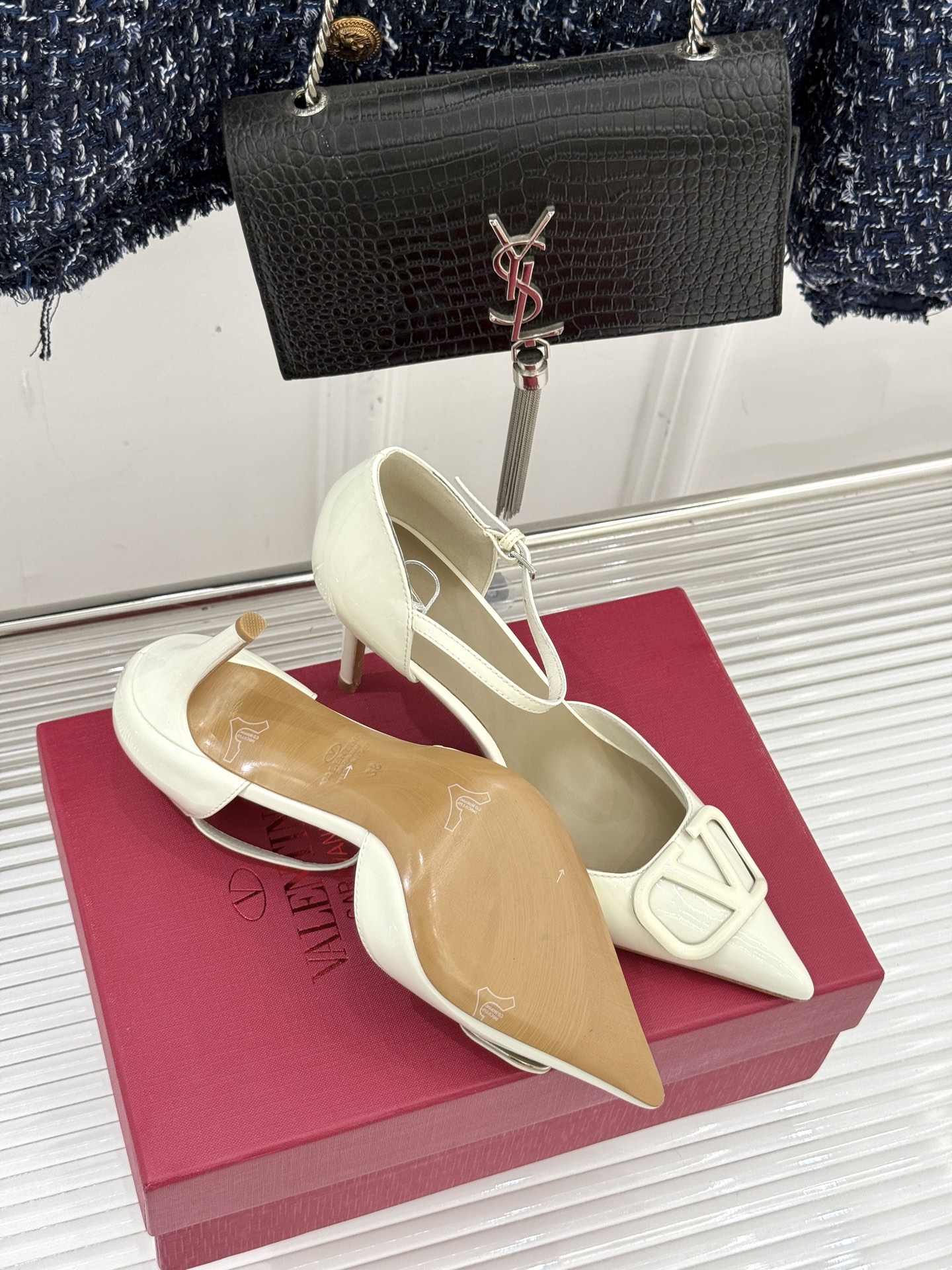 Valentino/华伦天奴26WF早春新品大V扣尖头高跟中空凉鞋以春夏系列「Fireflies」光影灵