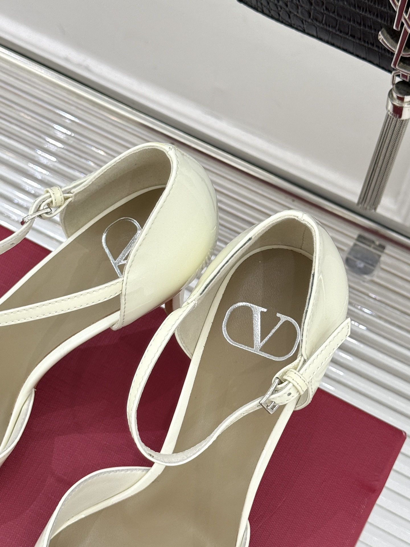 Valentino/华伦天奴26WF早春新品大V扣尖头高跟中空凉鞋以春夏系列「Fireflies」光影灵