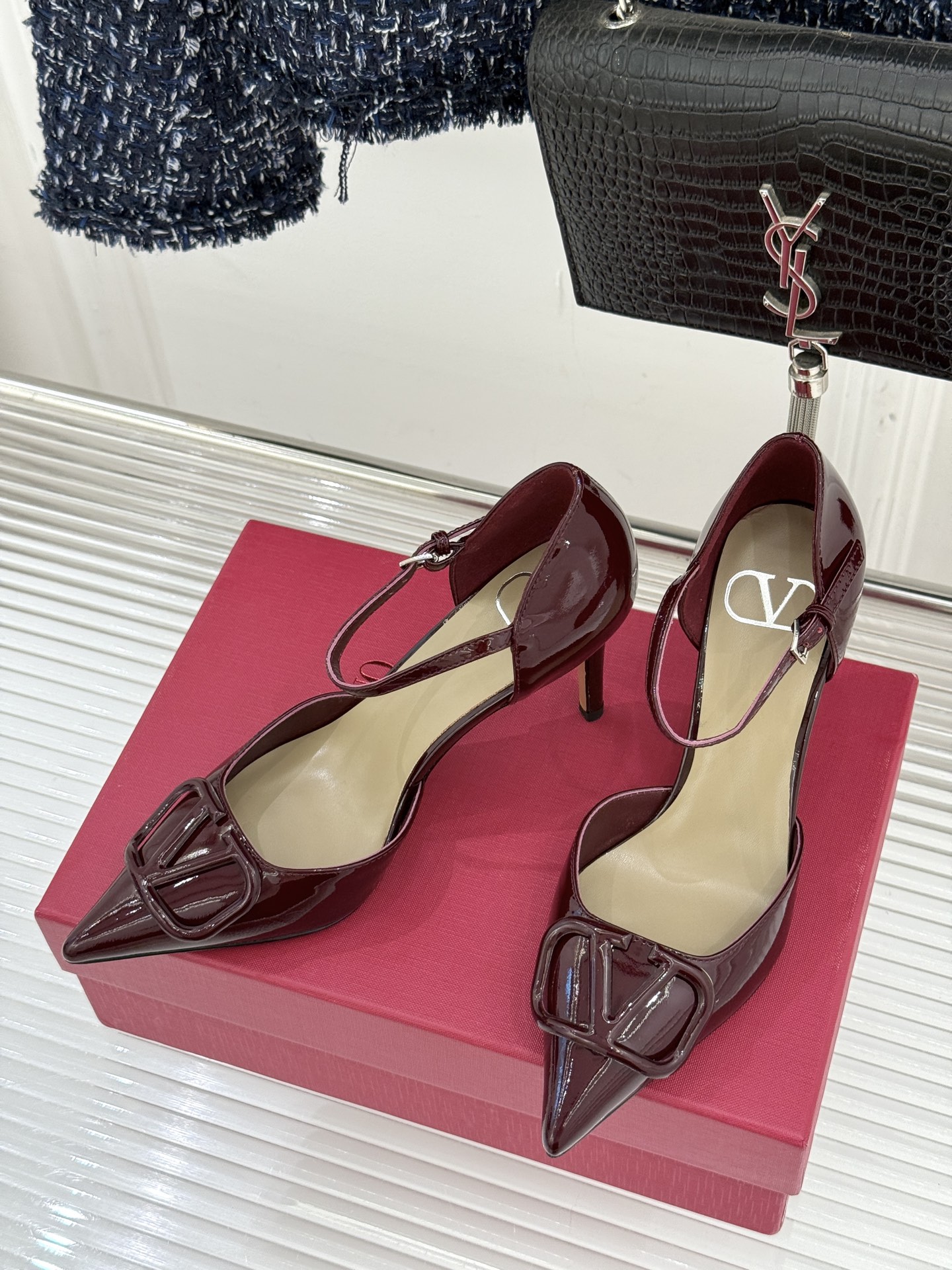 Valentino/华伦天奴26WF早春新品大V扣尖头高跟中空凉鞋以春夏系列「Fireflies」光影灵