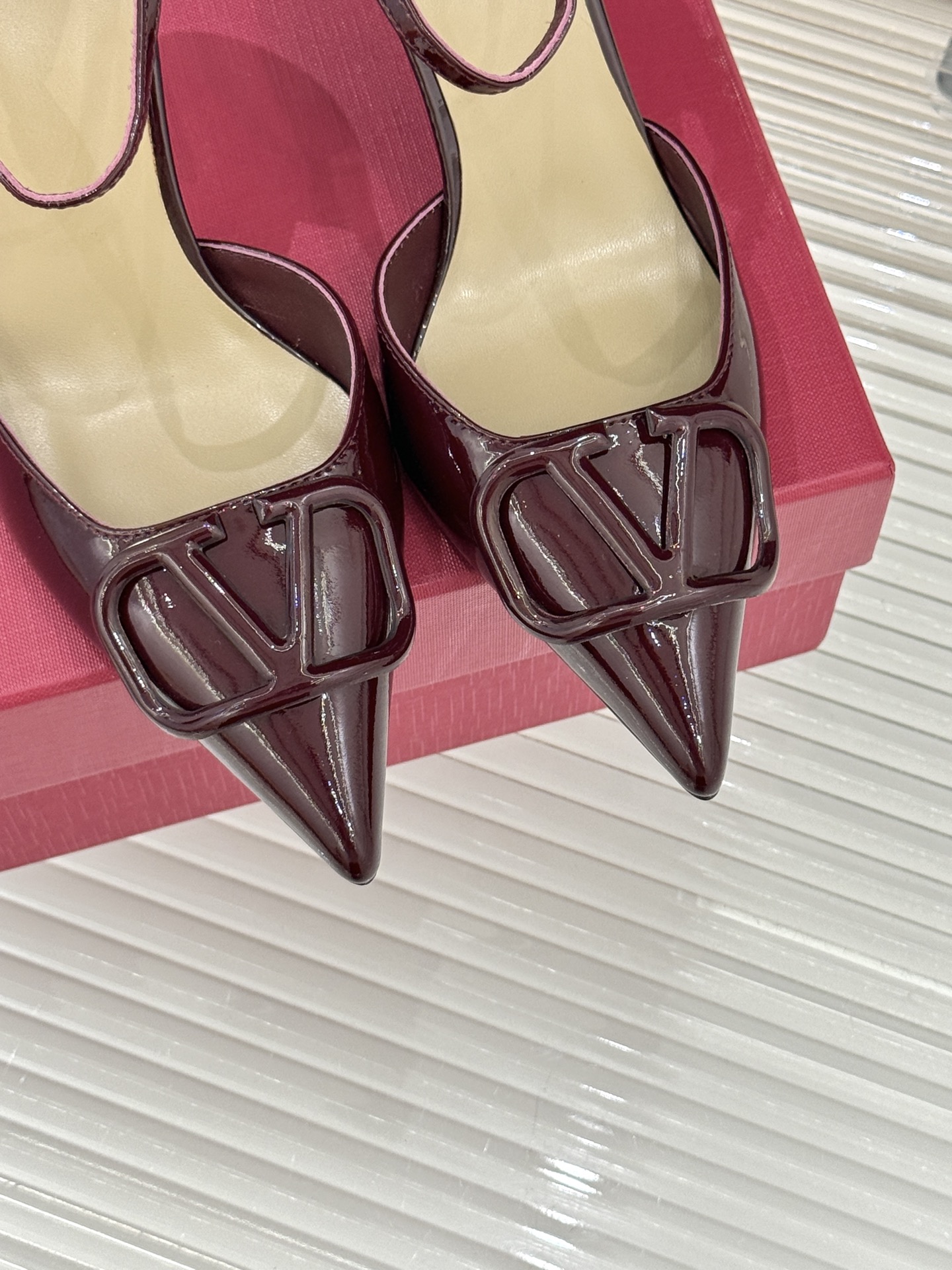 Valentino/华伦天奴26WF早春新品大V扣尖头高跟中空凉鞋以春夏系列「Fireflies」光影灵