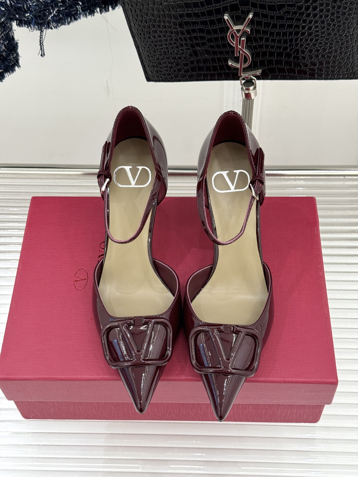 Valentino/华伦天奴26WF早春新品大V扣尖头高跟中空凉鞋以春夏系列「Fireflies」光影灵