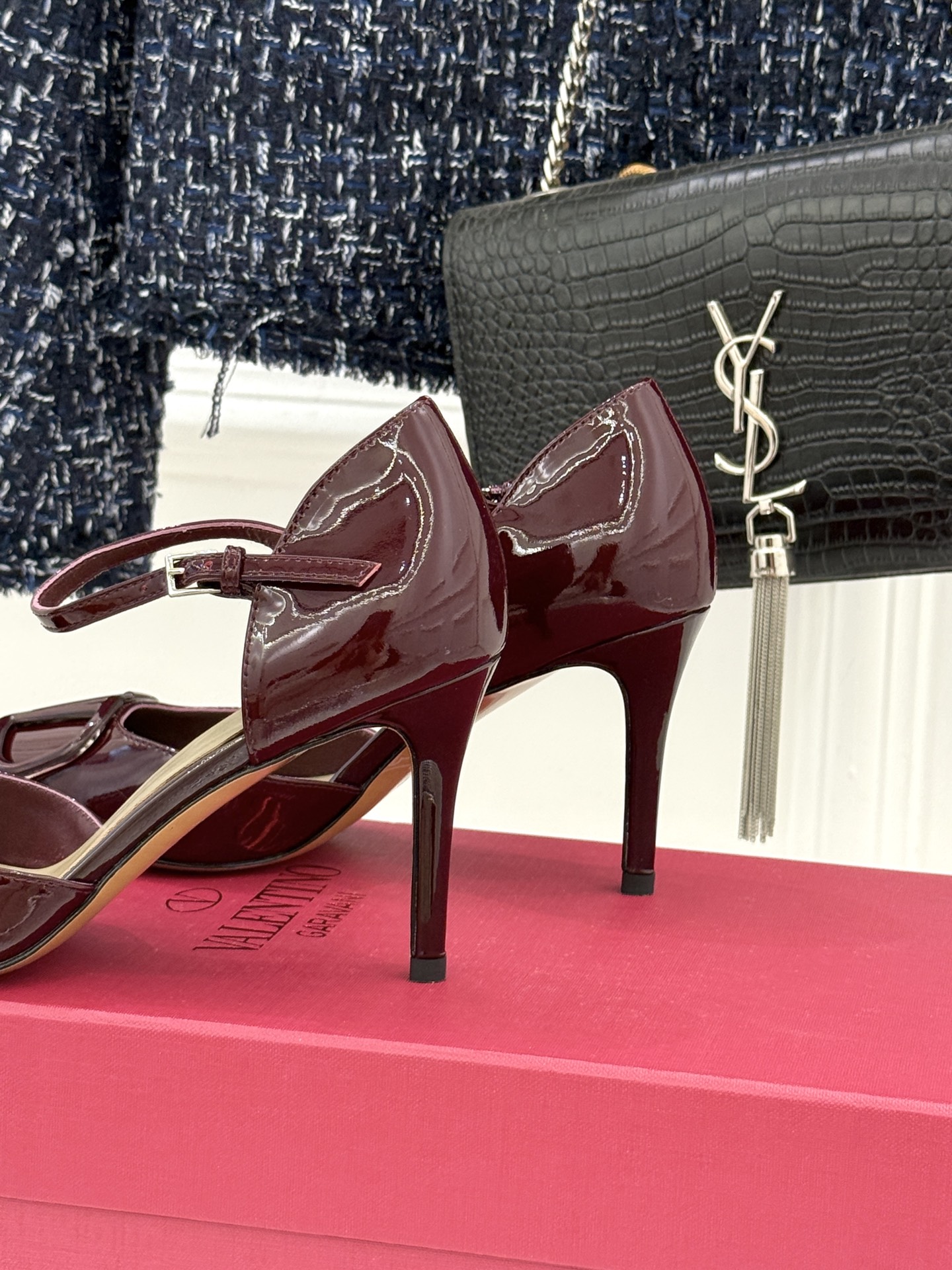 Valentino/华伦天奴26WF早春新品大V扣尖头高跟中空凉鞋以春夏系列「Fireflies」光影灵