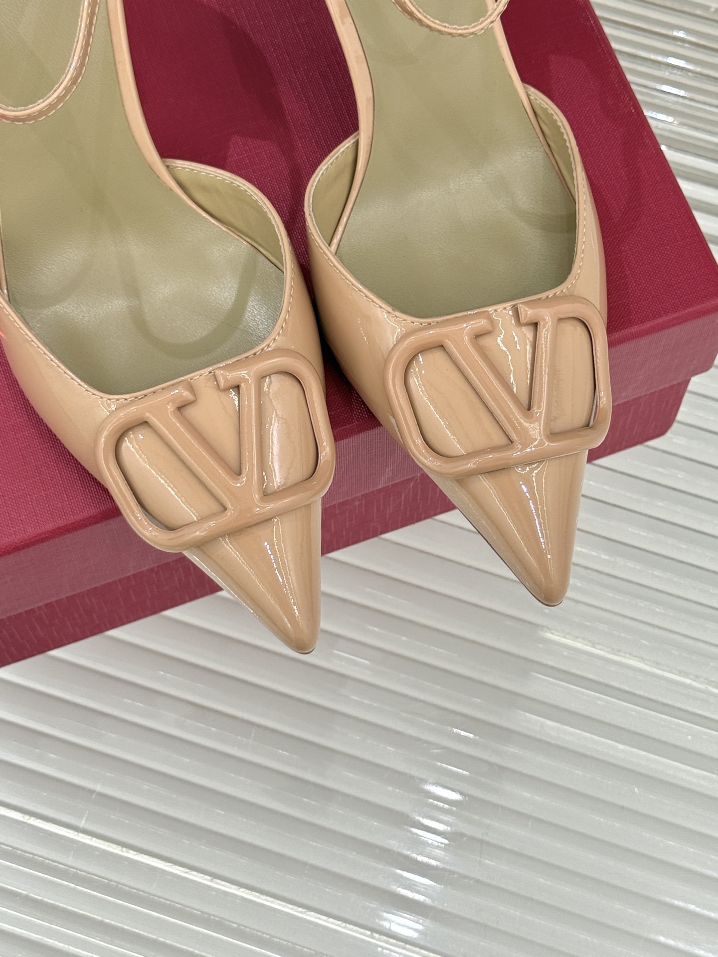 Valentino/华伦天奴26WF早春新品大V扣尖头高跟中空凉鞋以春夏系列「Fireflies」光影灵