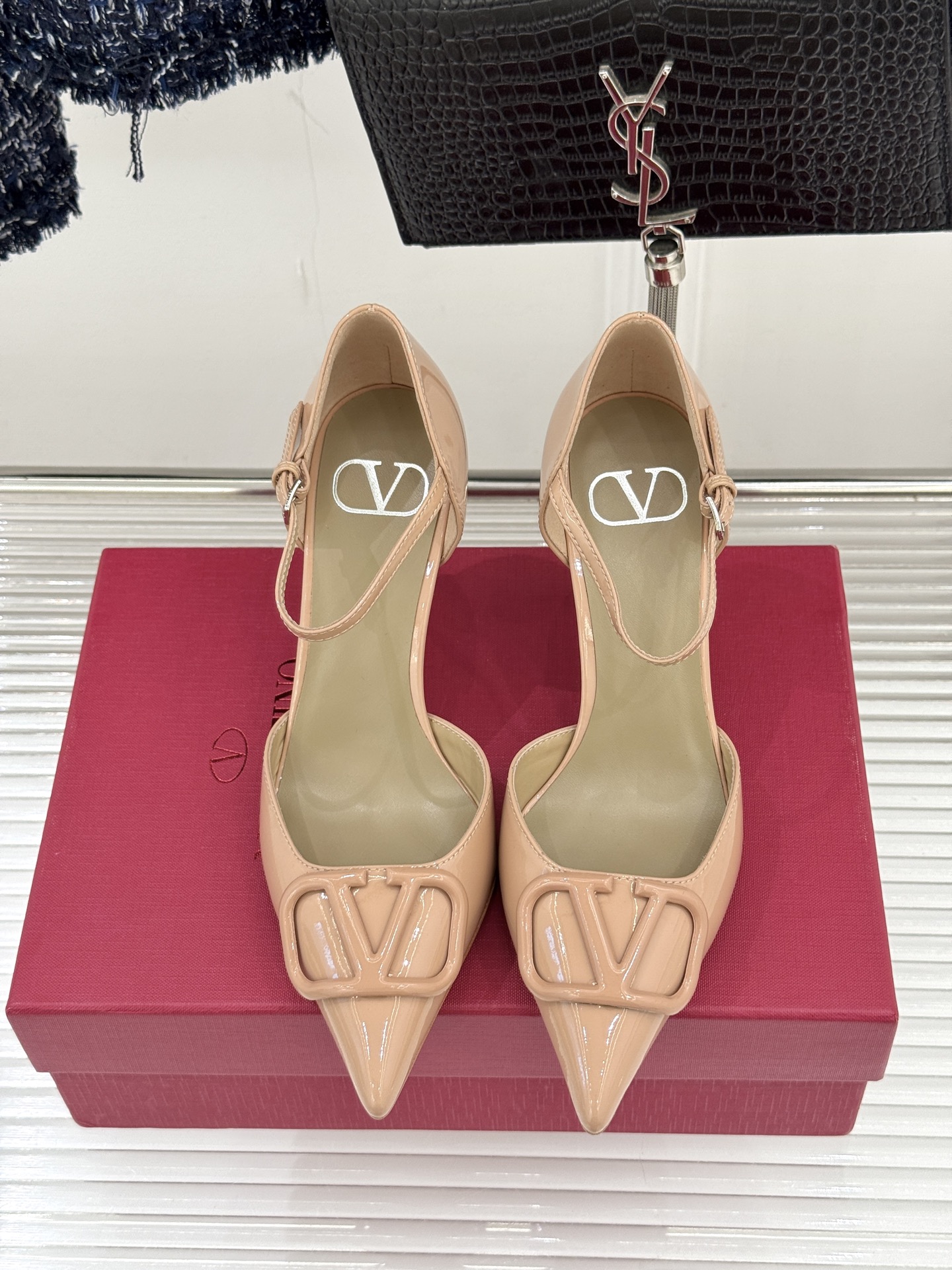 Valentino/华伦天奴26WF早春新品大V扣尖头高跟中空凉鞋以春夏系列「Fireflies」光影灵