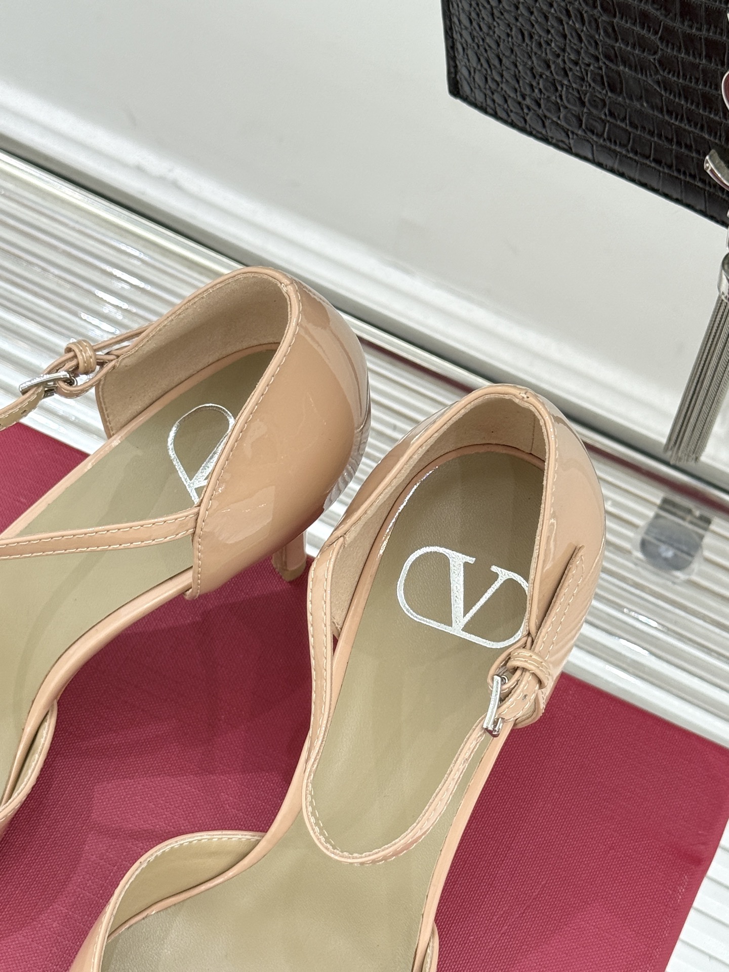 Valentino/华伦天奴26WF早春新品大V扣尖头高跟中空凉鞋以春夏系列「Fireflies」光影灵