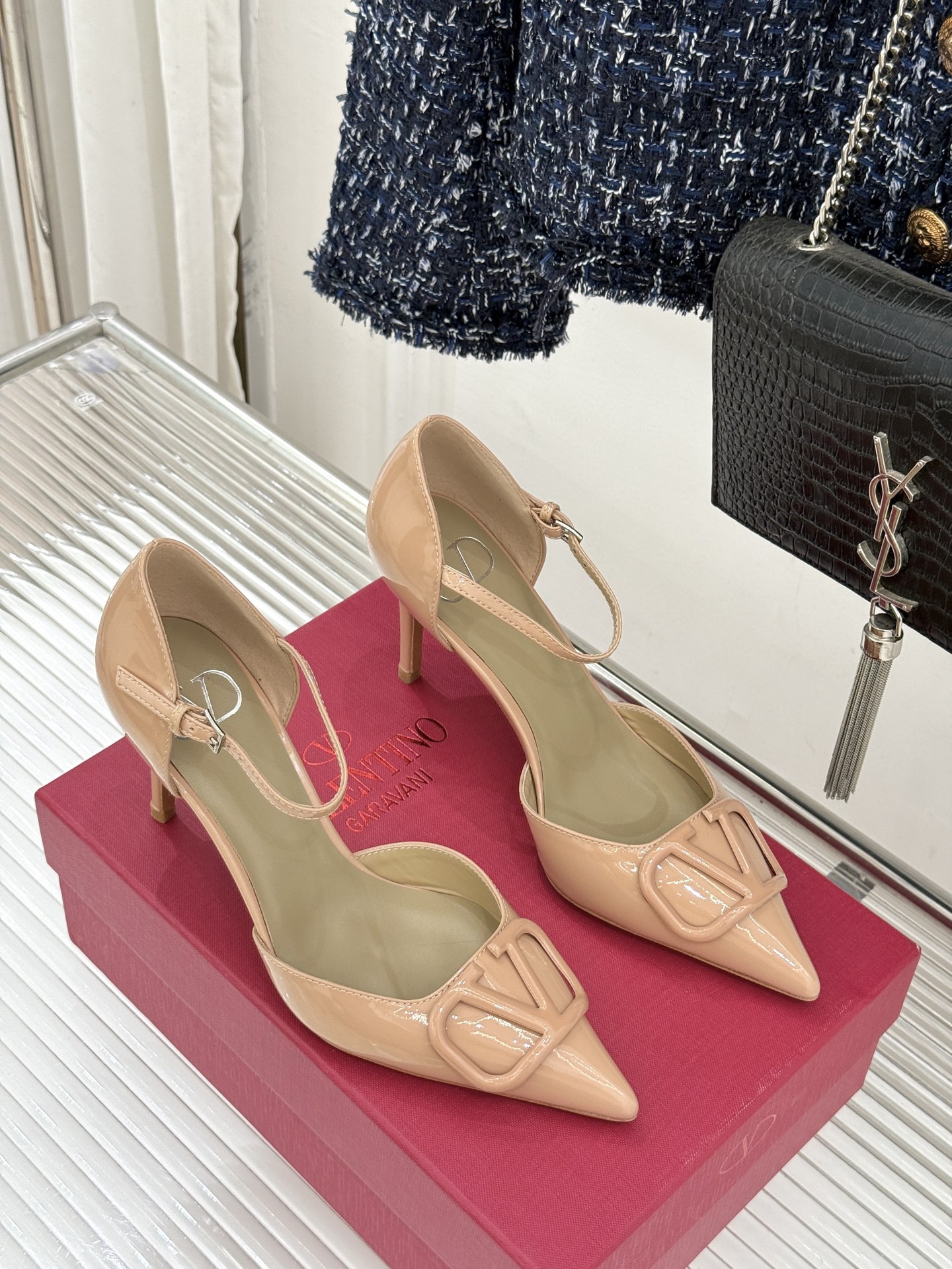 Valentino/华伦天奴26WF早春新品大V扣尖头高跟中空凉鞋以春夏系列「Fireflies」光影灵