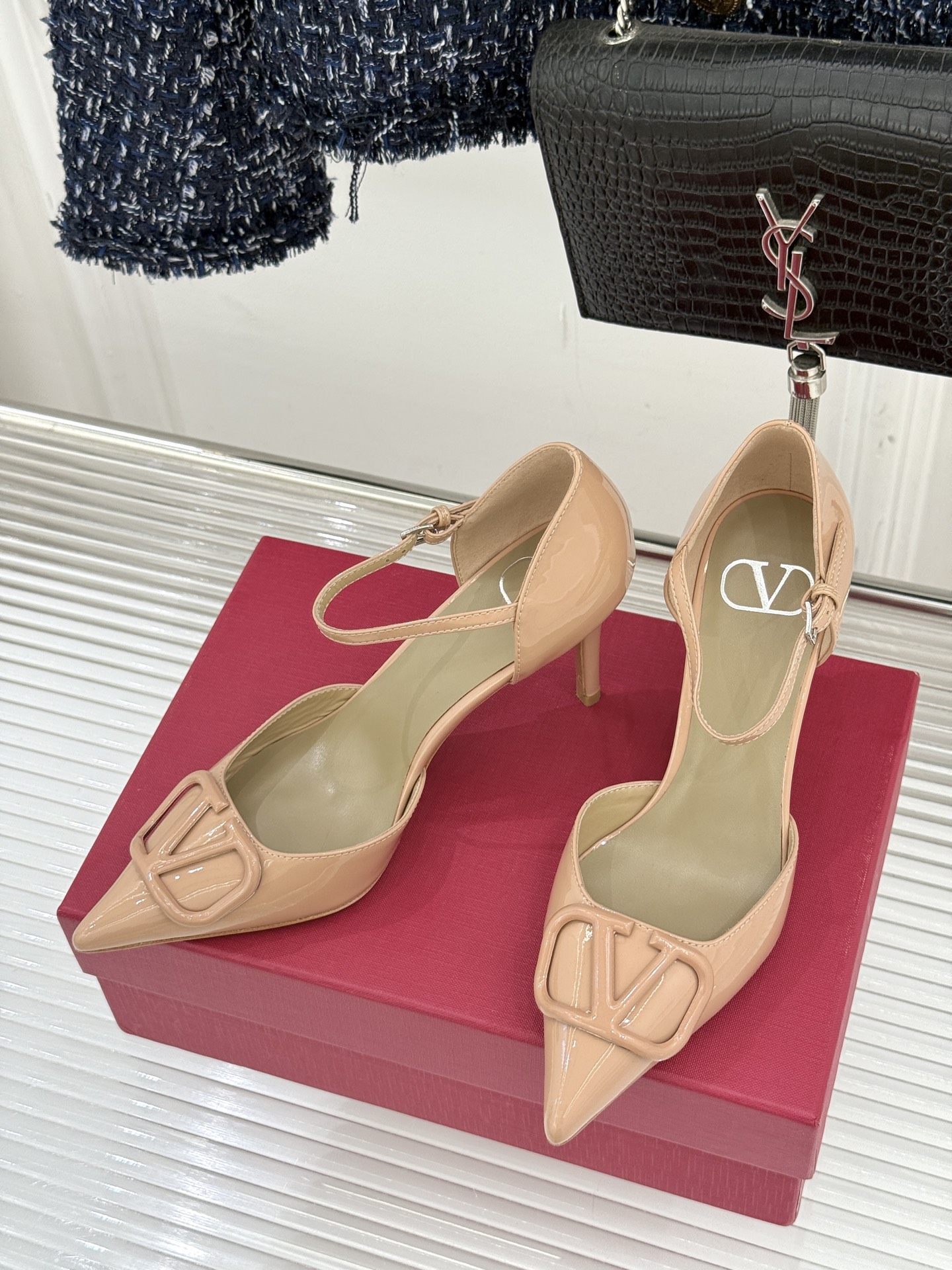 Valentino/华伦天奴26WF早春新品大V扣尖头高跟中空凉鞋以春夏系列「Fireflies」光影灵