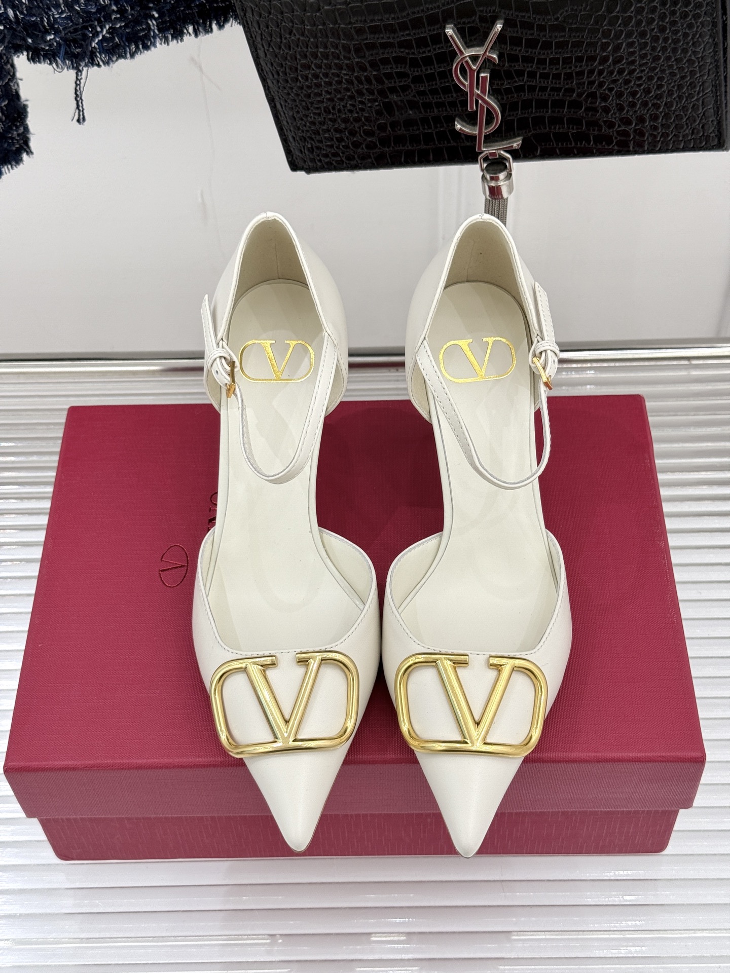 Valentino/华伦天奴26WF早春新品大V扣尖头高跟中空凉鞋以春夏系列「Fireflies」光影灵