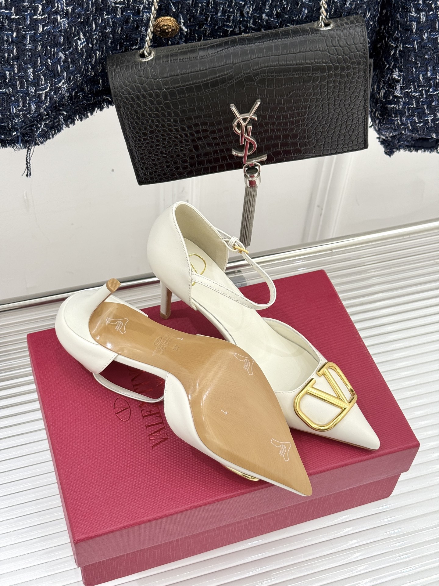 Valentino/华伦天奴26WF早春新品大V扣尖头高跟中空凉鞋以春夏系列「Fireflies」光影灵