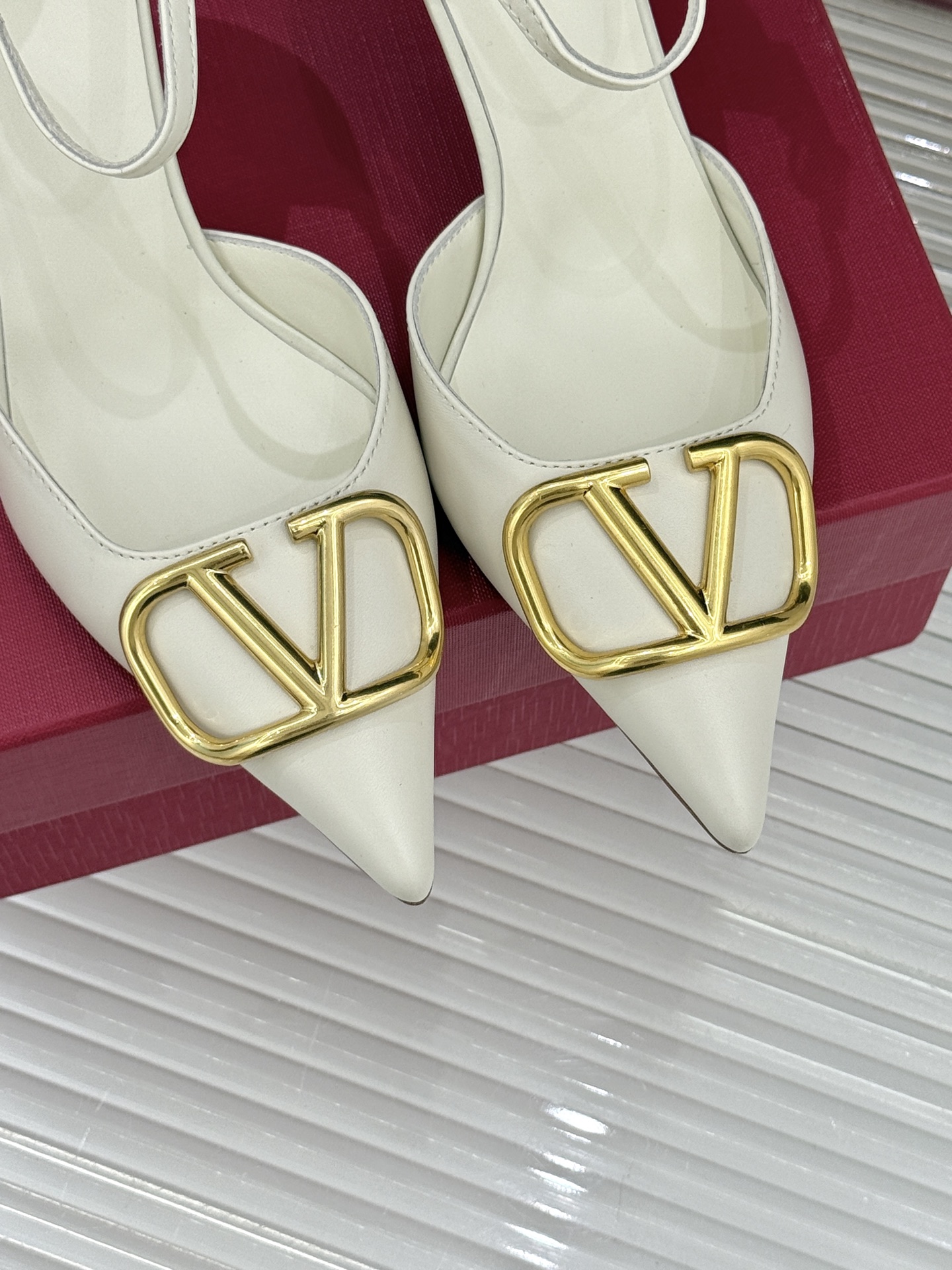 Valentino/华伦天奴26WF早春新品大V扣尖头高跟中空凉鞋以春夏系列「Fireflies」光影灵