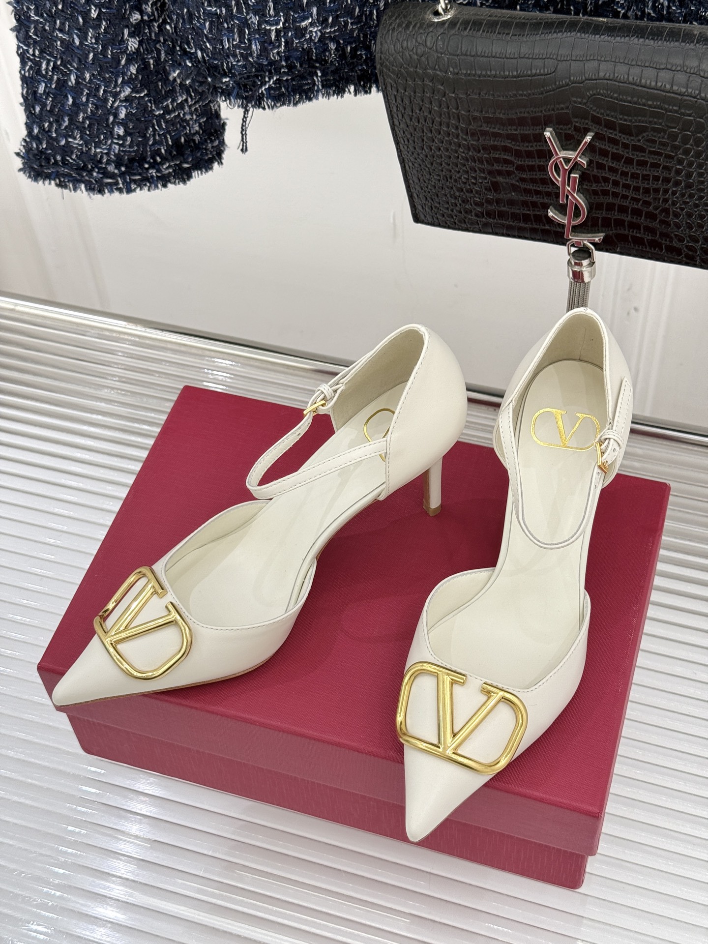 Valentino/华伦天奴26WF早春新品大V扣尖头高跟中空凉鞋以春夏系列「Fireflies」光影灵